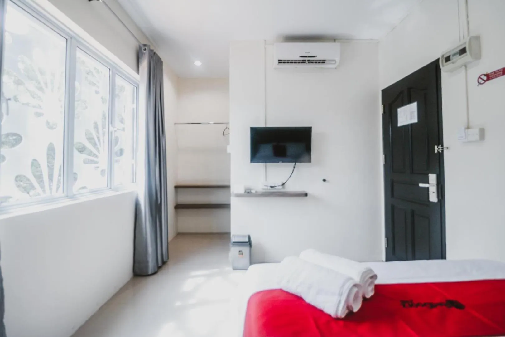 Bedroom, Bed in RedDoorz @ Baloi Batam