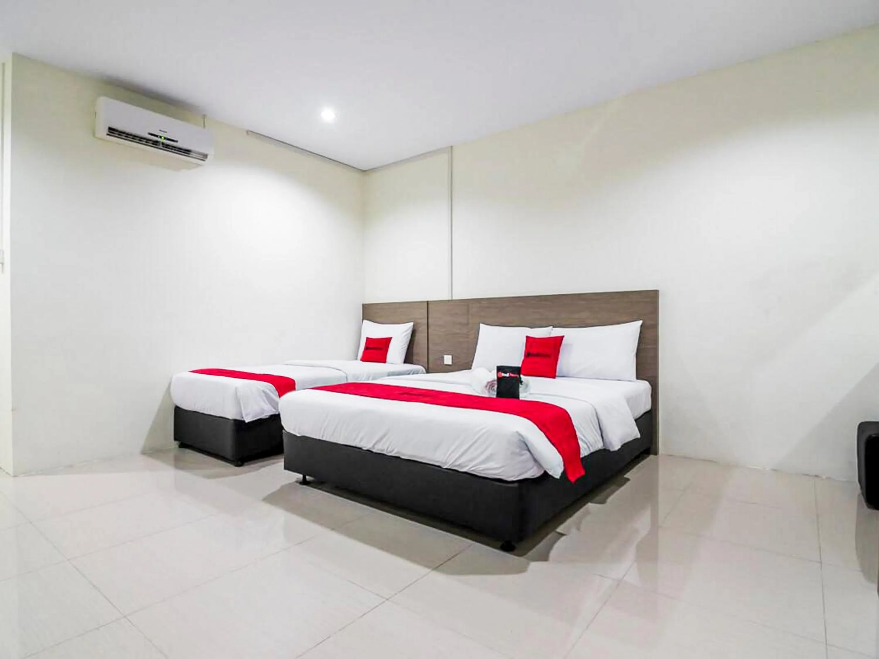 Bedroom, Bed in RedDoorz @ Baloi Batam