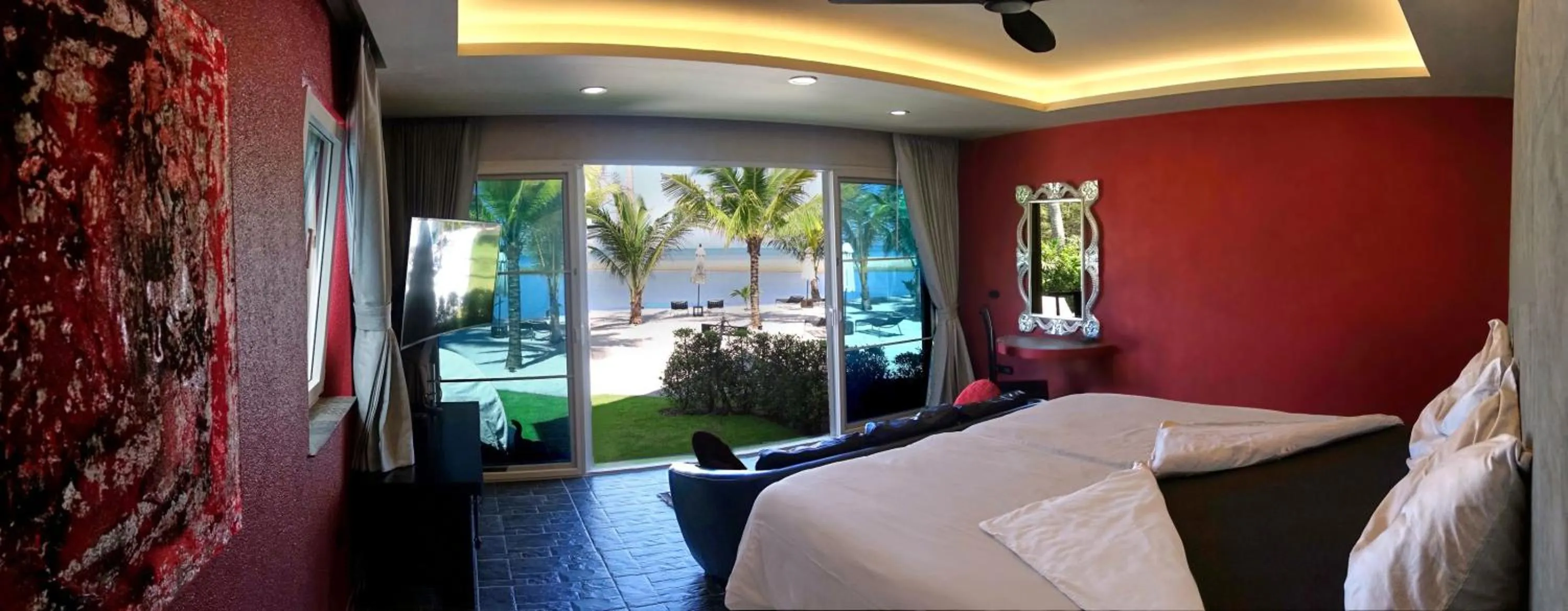 Bed in Laguna Beach House