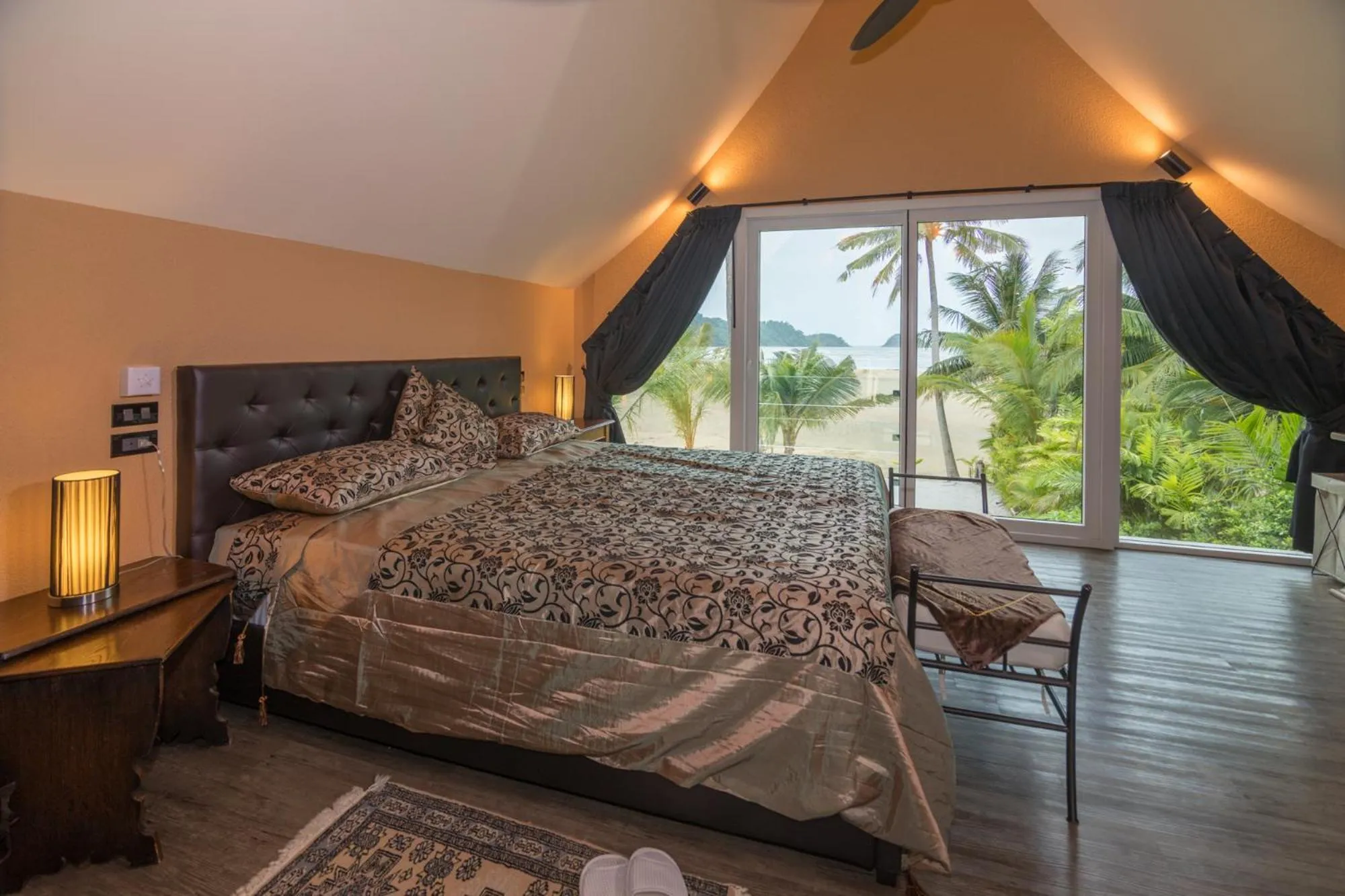 Bed in Laguna Beach House