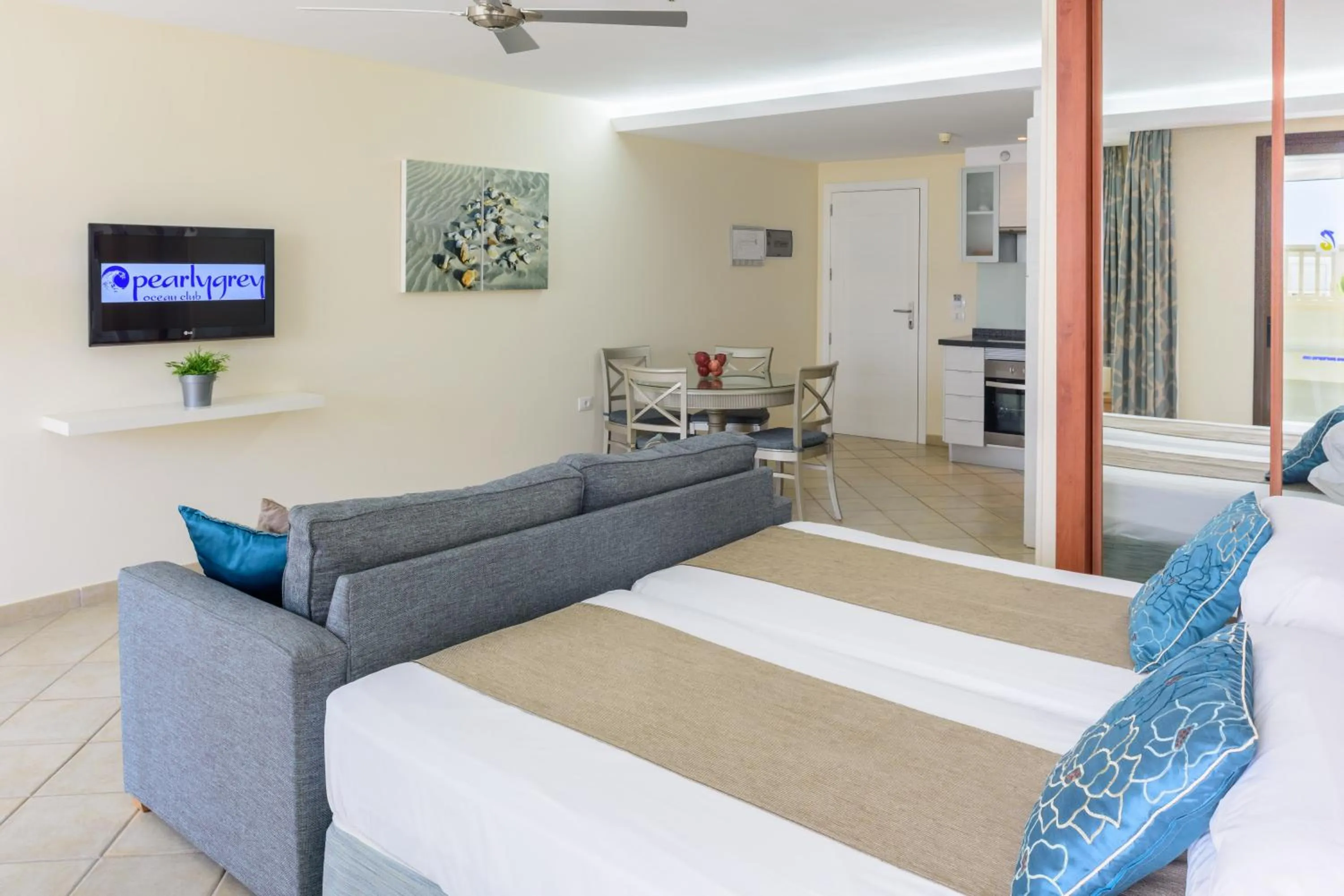 Bedroom, Bed in Ona Pearly Grey