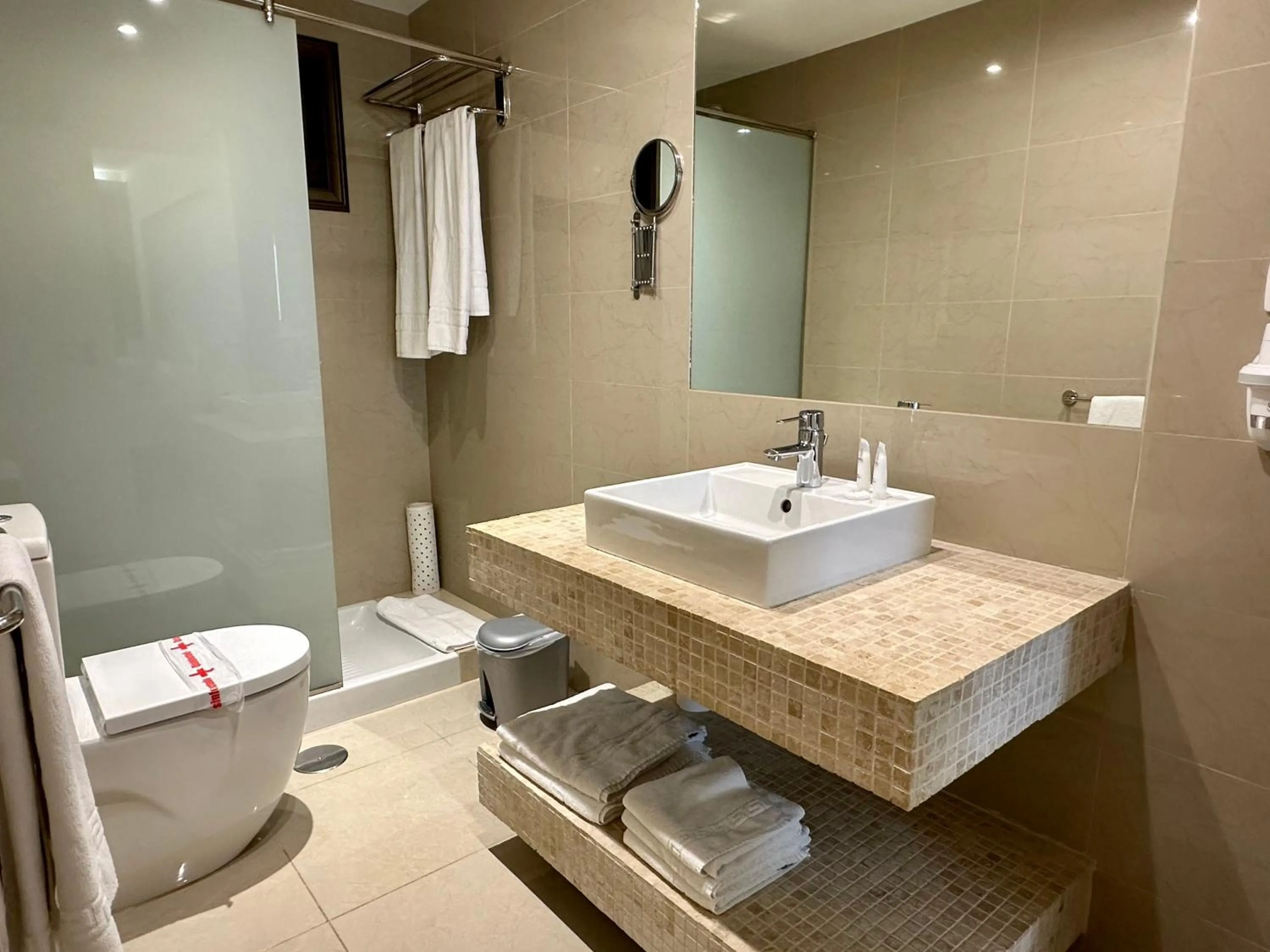 Shower in Ona Pearly Grey