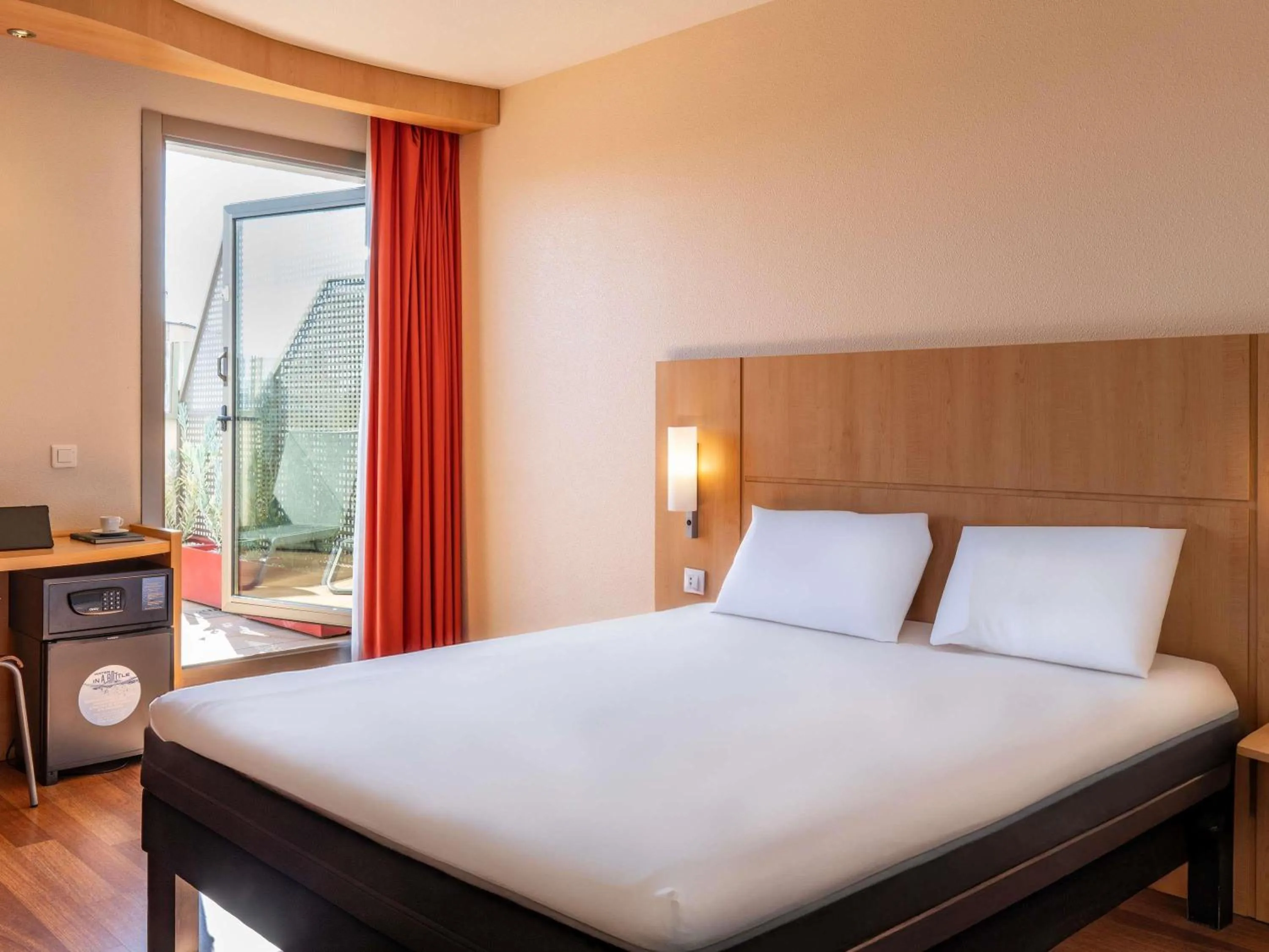 Bedroom, Bed in Ibis Madrid Centro las Ventas