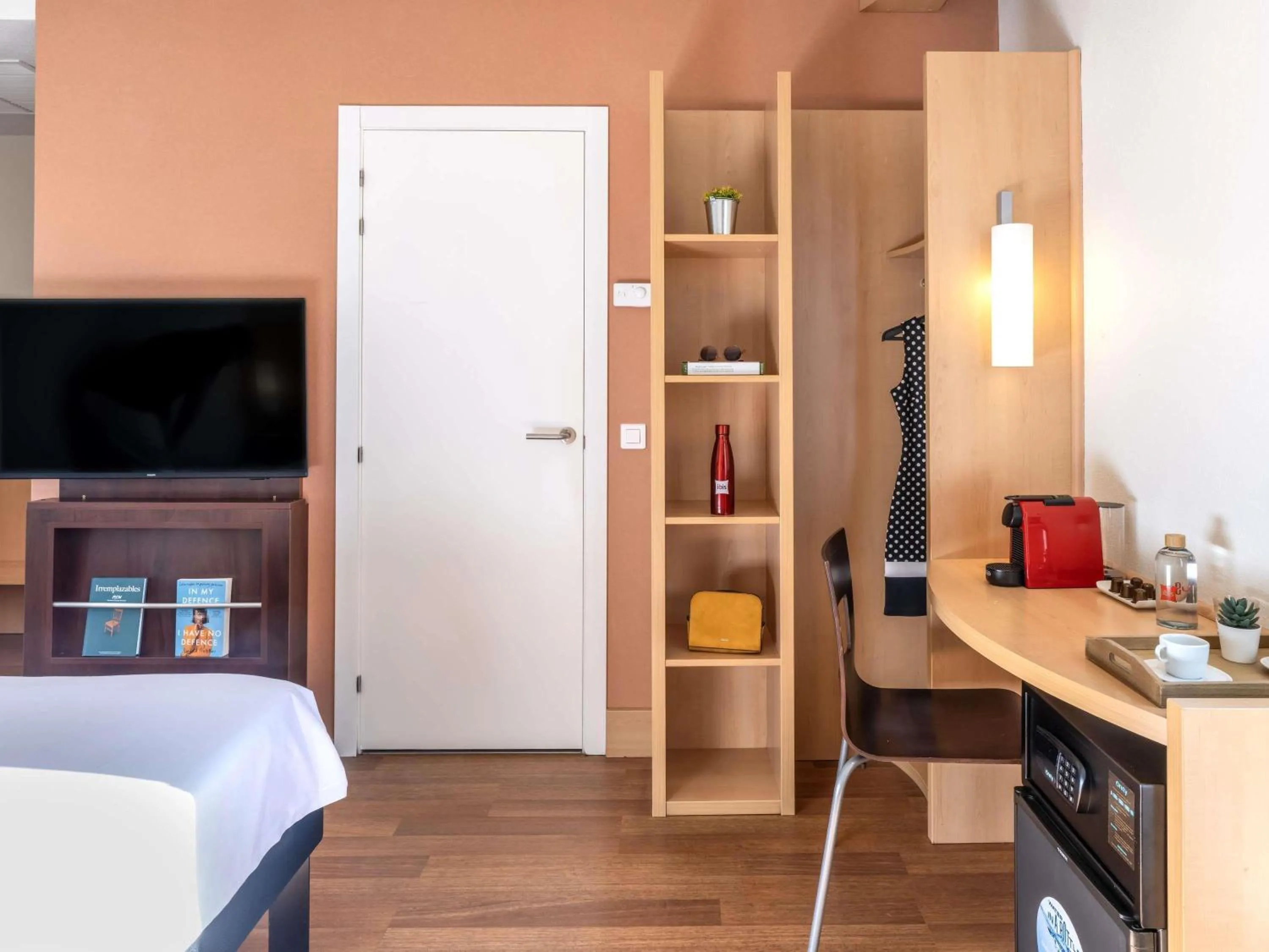 Bedroom, Bed in Ibis Madrid Centro las Ventas