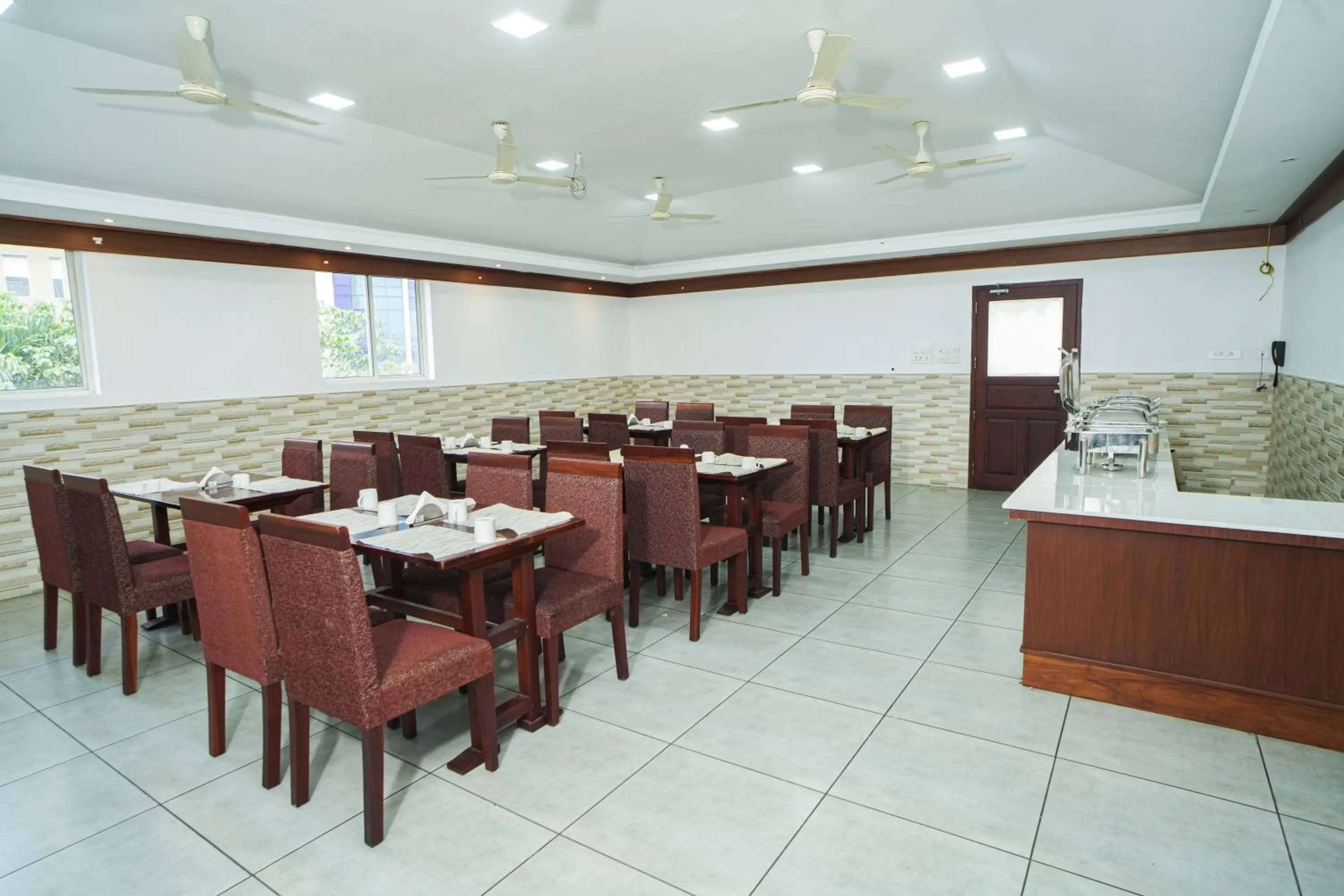 Restaurant/places to eat in Burooj Hotel