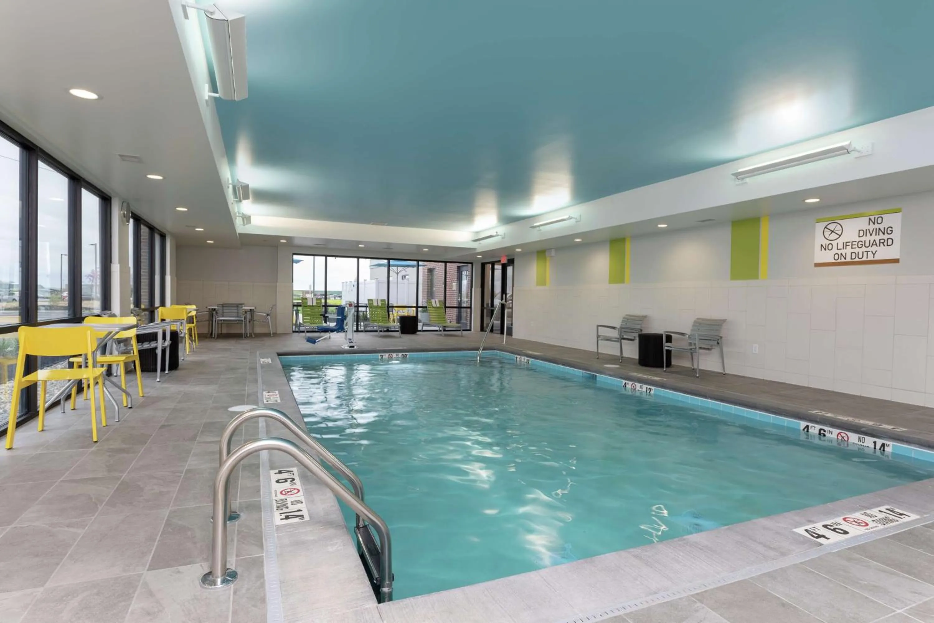 Pool view in Home2 Suites By Hilton Indianapolis Airport