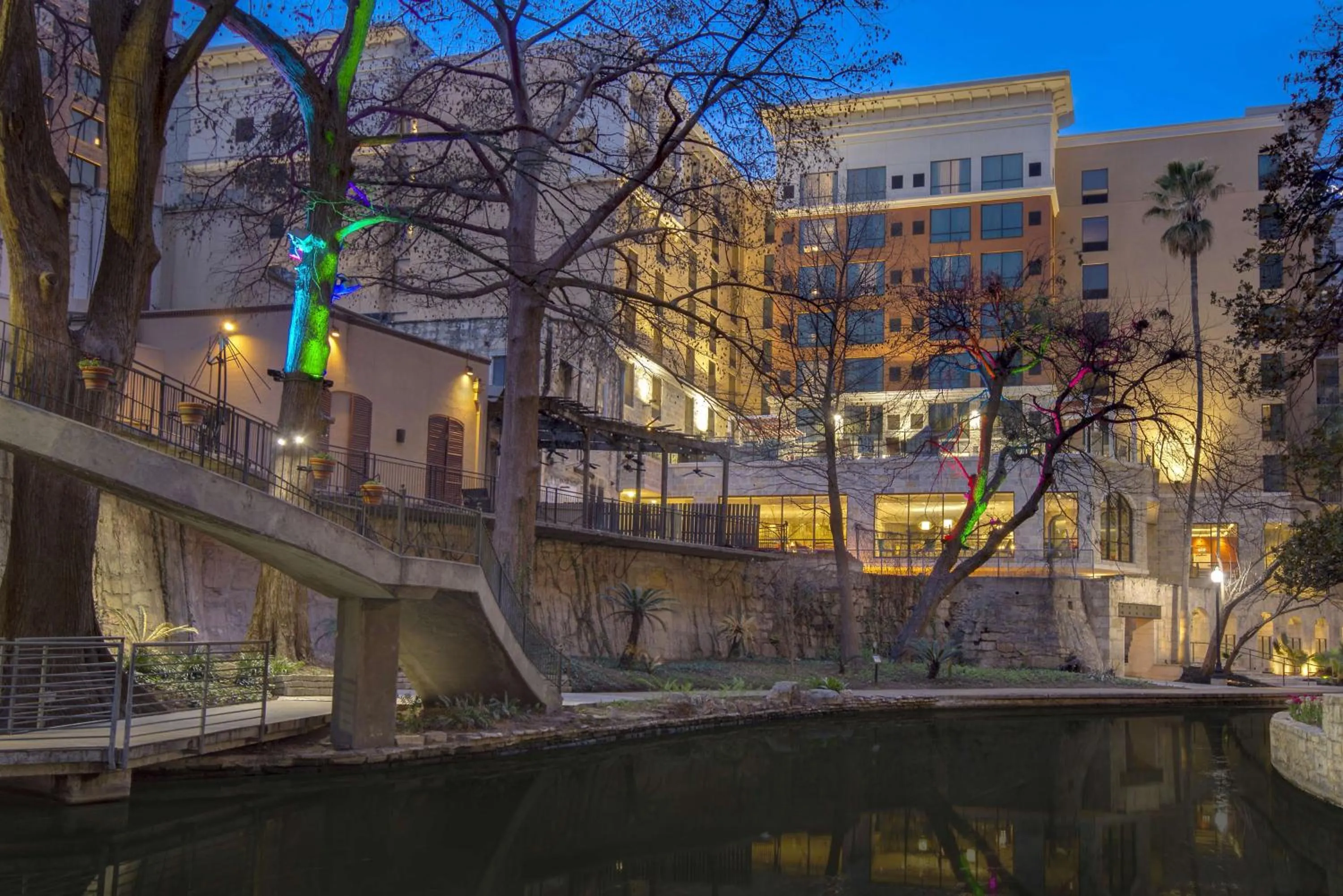Property building in Hampton Inn & Suites on the San Antonio Riverwalk