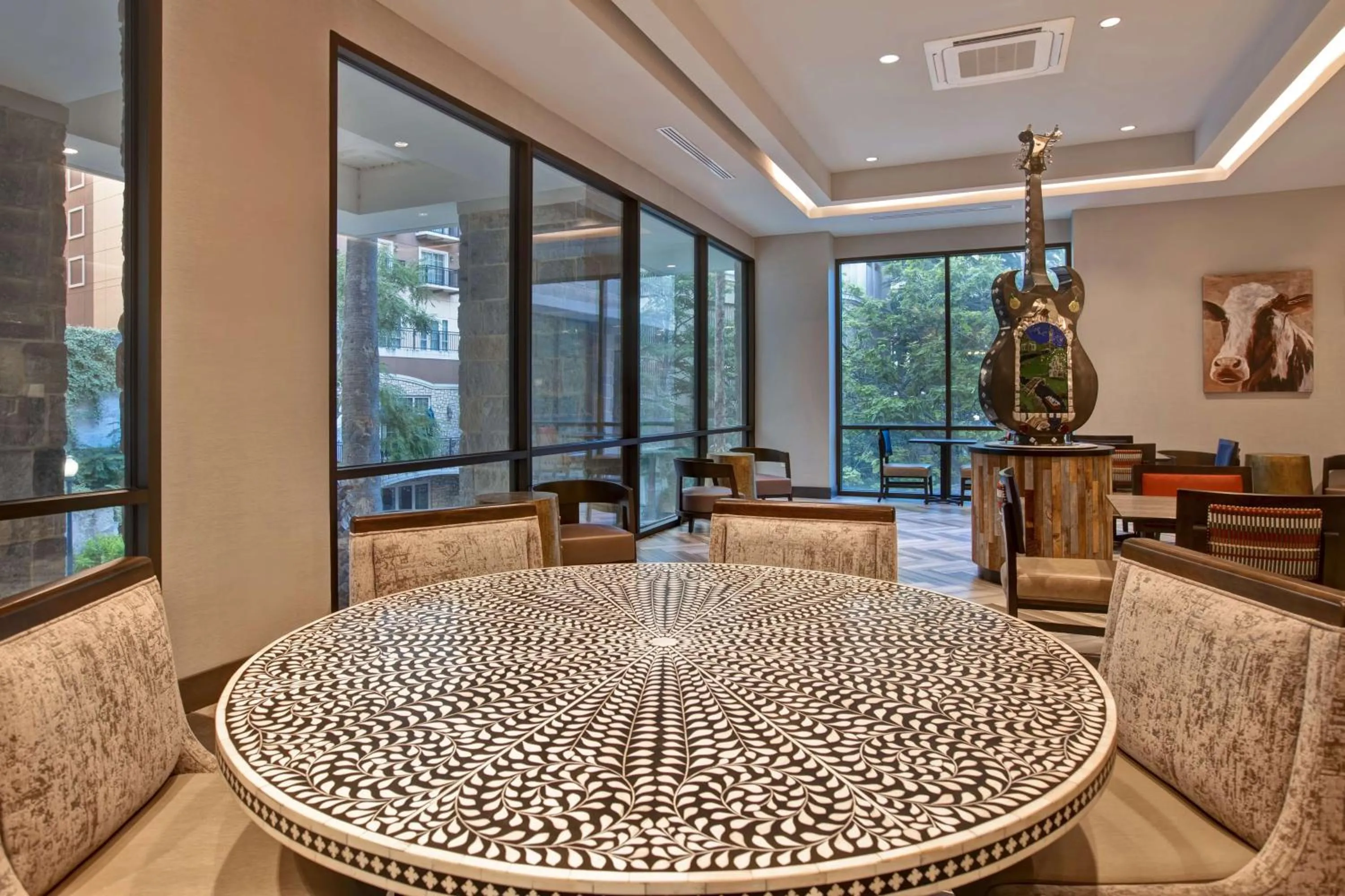Dining area in Hampton Inn & Suites on the San Antonio Riverwalk