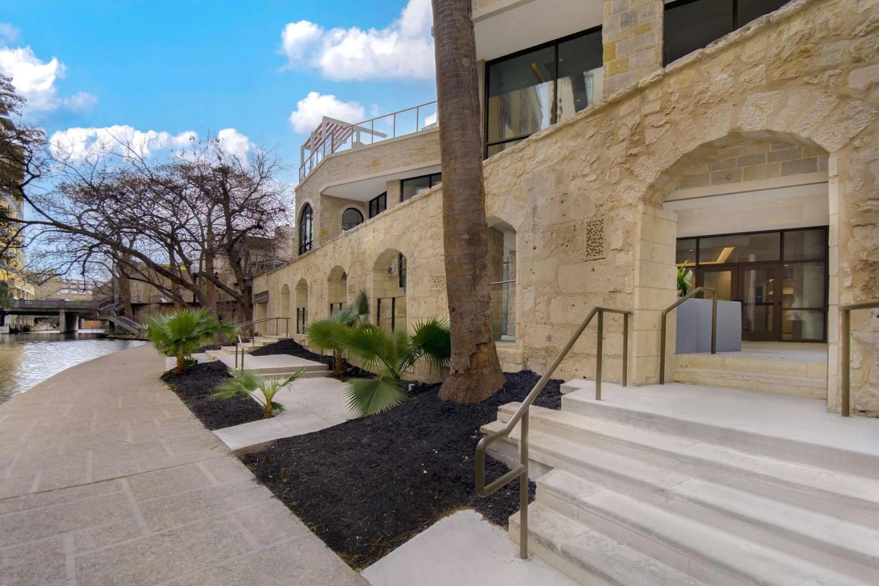 Property building in Hampton Inn & Suites on the San Antonio Riverwalk