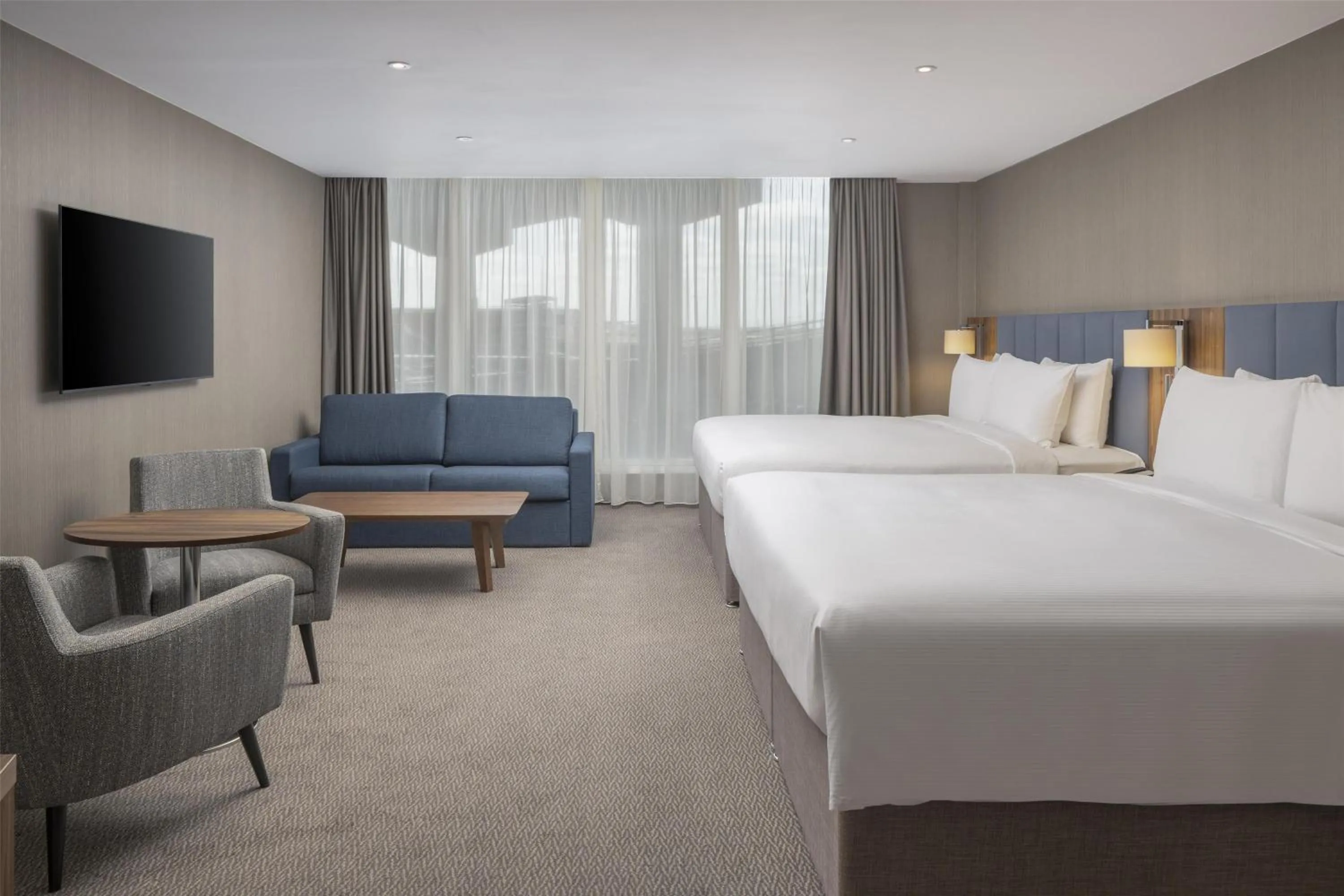 Living room, Bed in Hilton Garden Inn London Heathrow Terminal 2 and 3