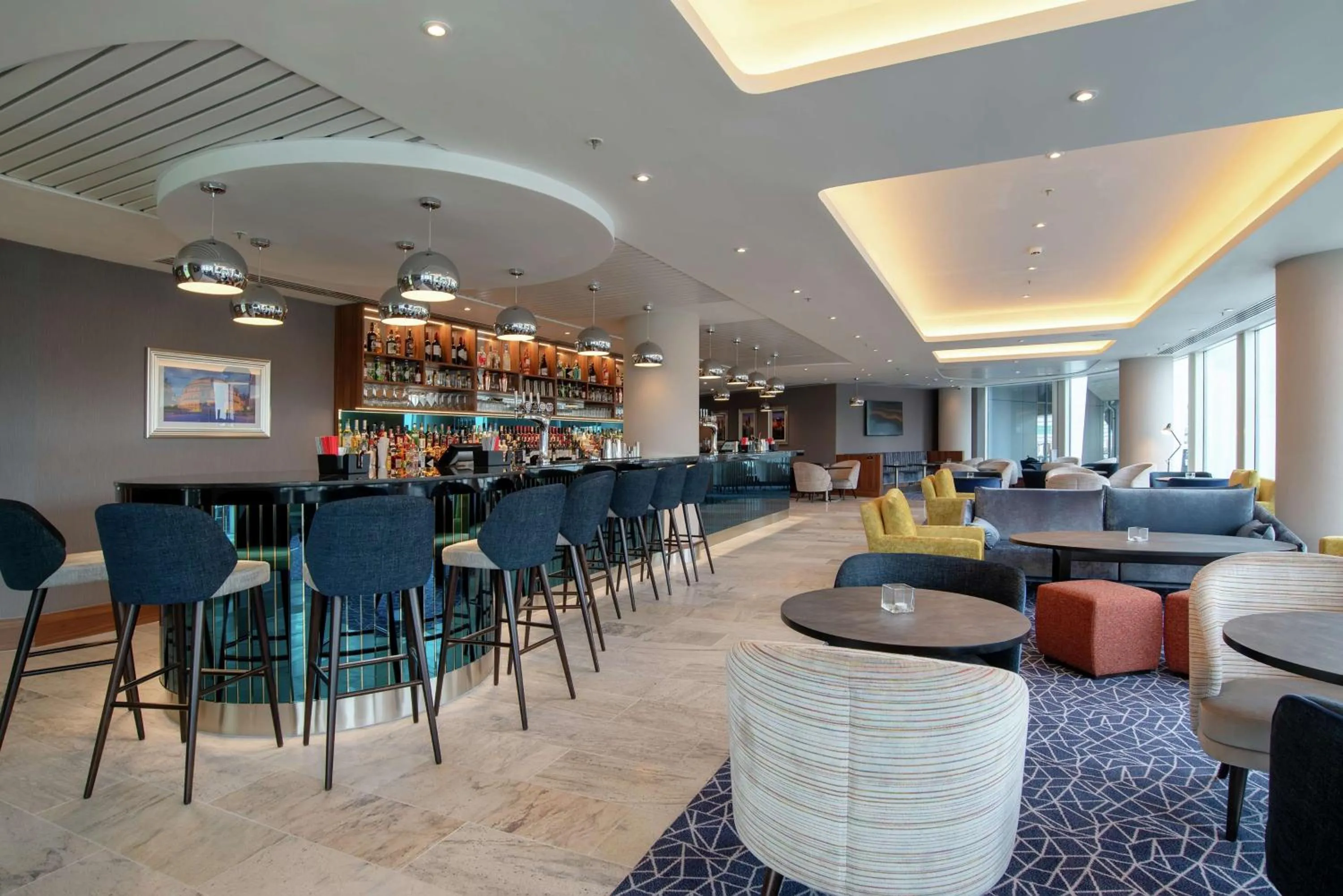 Lounge or bar in Hilton Garden Inn London Heathrow Terminal 2 and 3