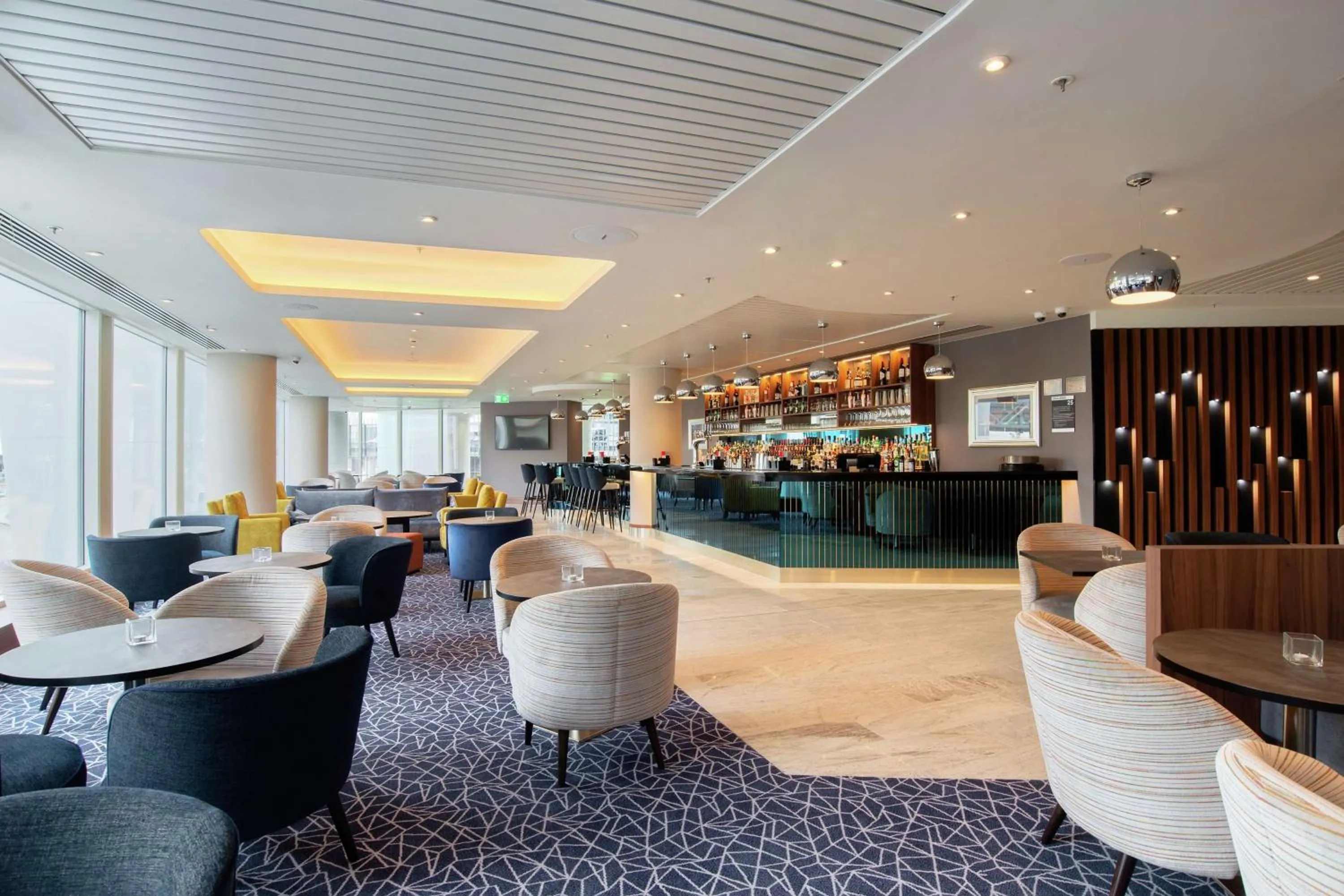 Lounge or bar in Hilton Garden Inn London Heathrow Terminal 2 and 3