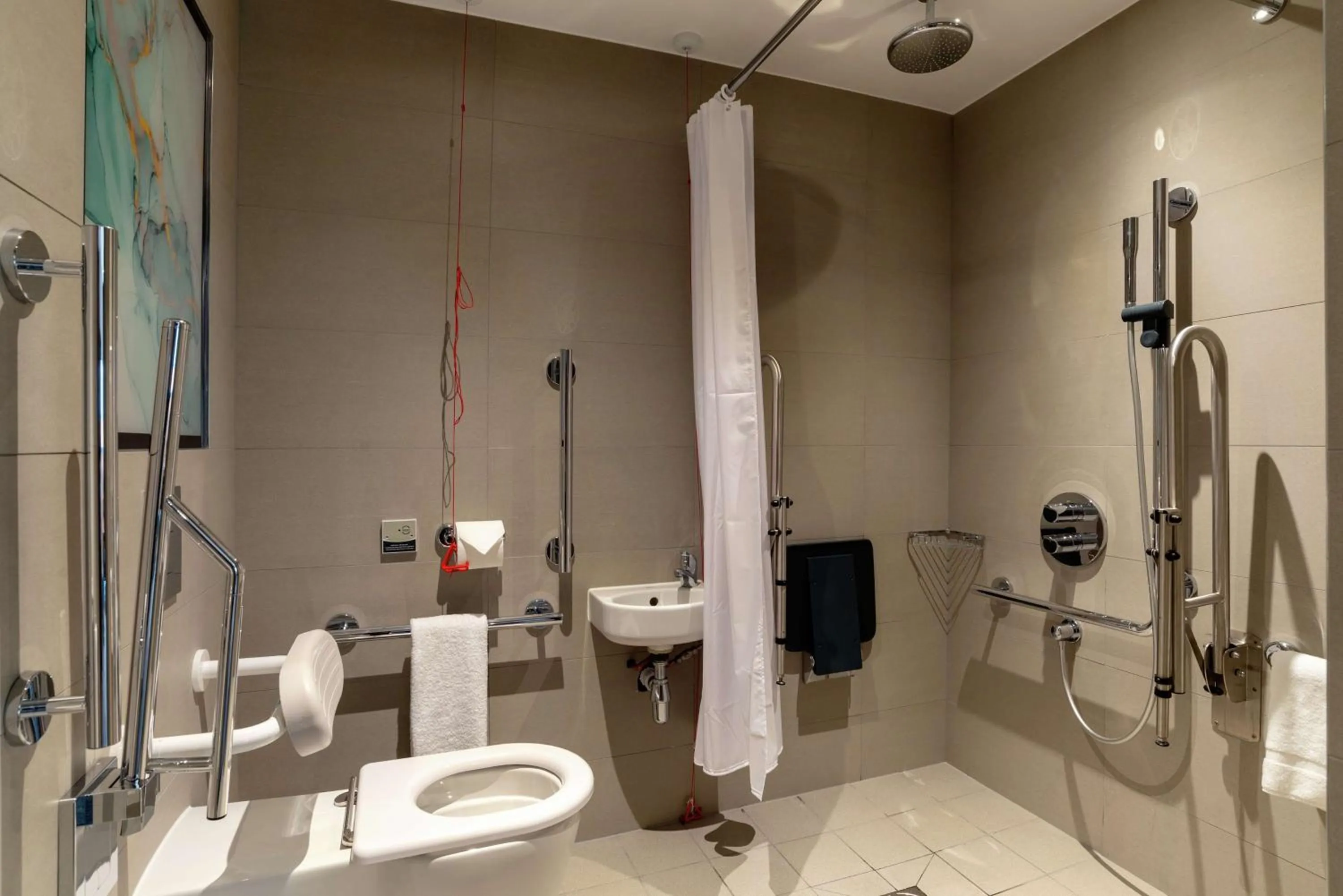 Bathroom in Hilton Garden Inn London Heathrow Terminal 2 and 3