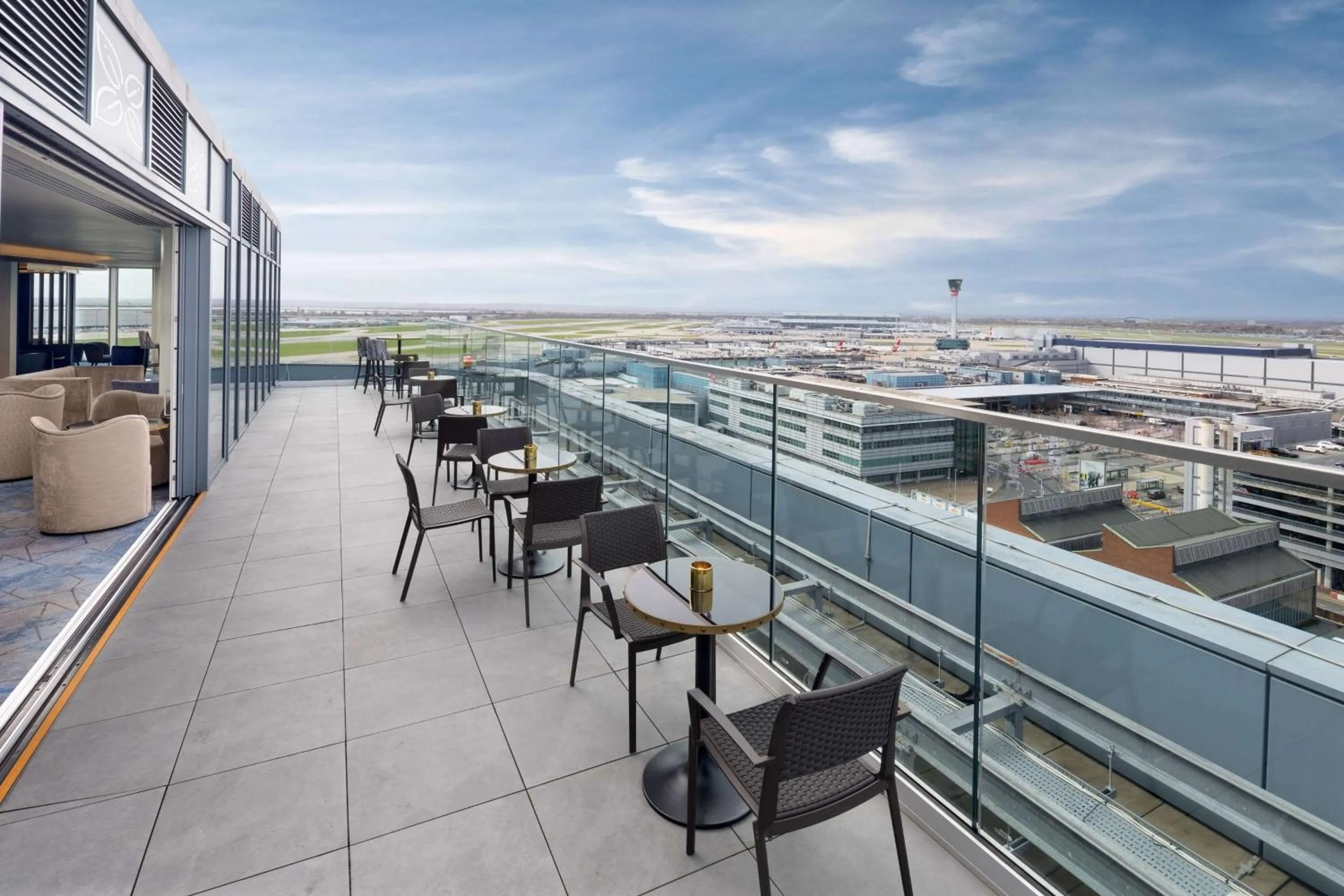 Lounge or bar in Hilton Garden Inn London Heathrow Terminal 2 and 3