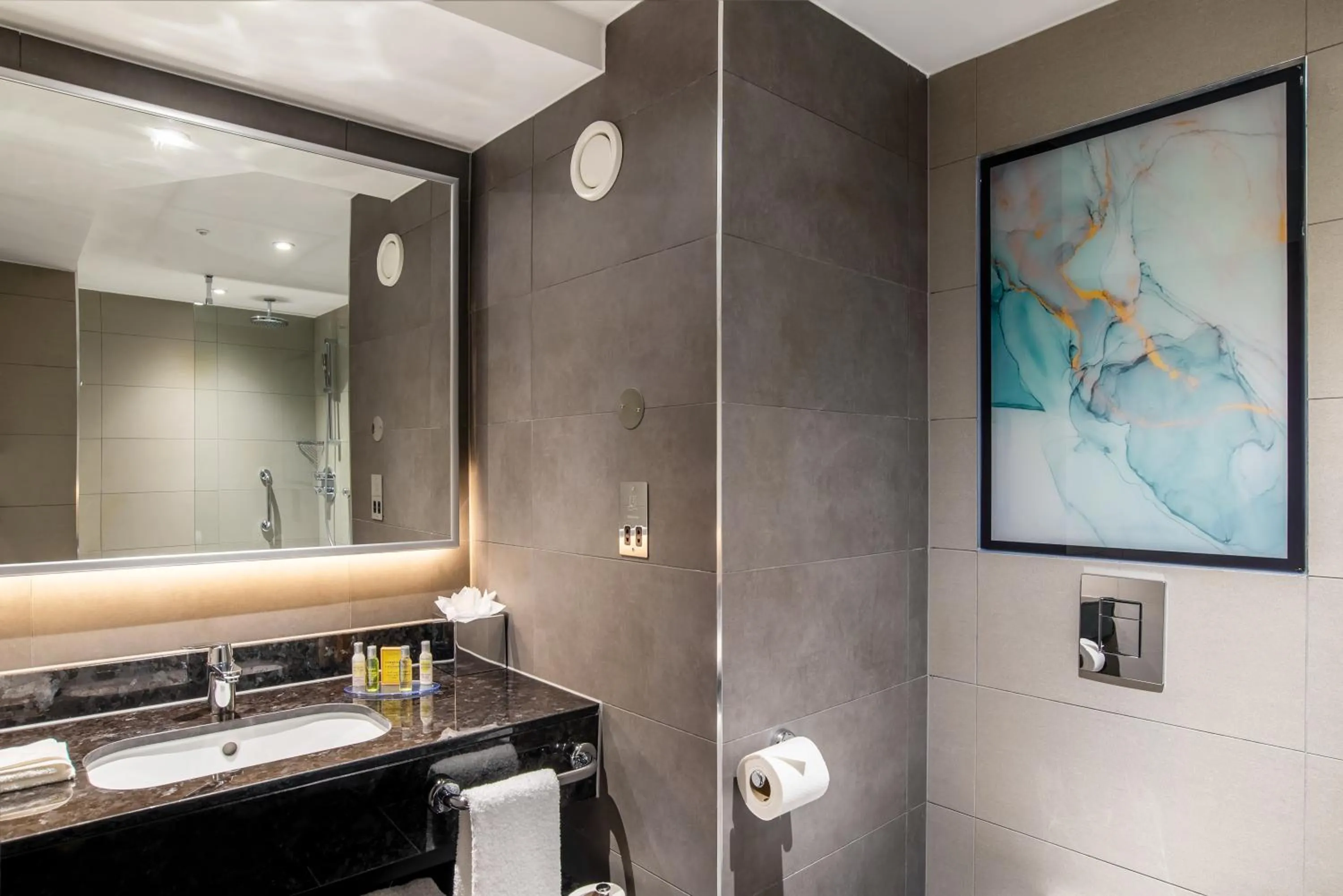 Bathroom in Hilton Garden Inn London Heathrow Terminal 2 and 3