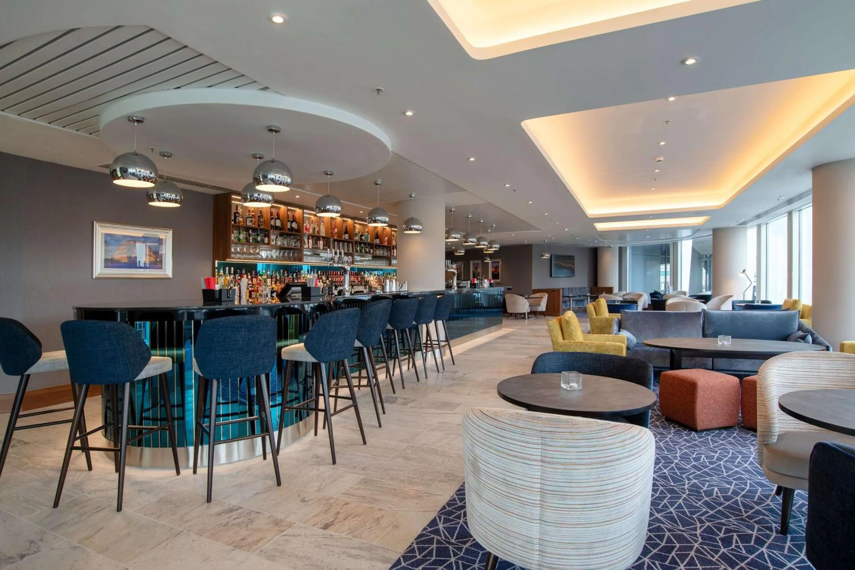 Lounge or bar in Hilton Garden Inn London Heathrow Terminal 2 and 3