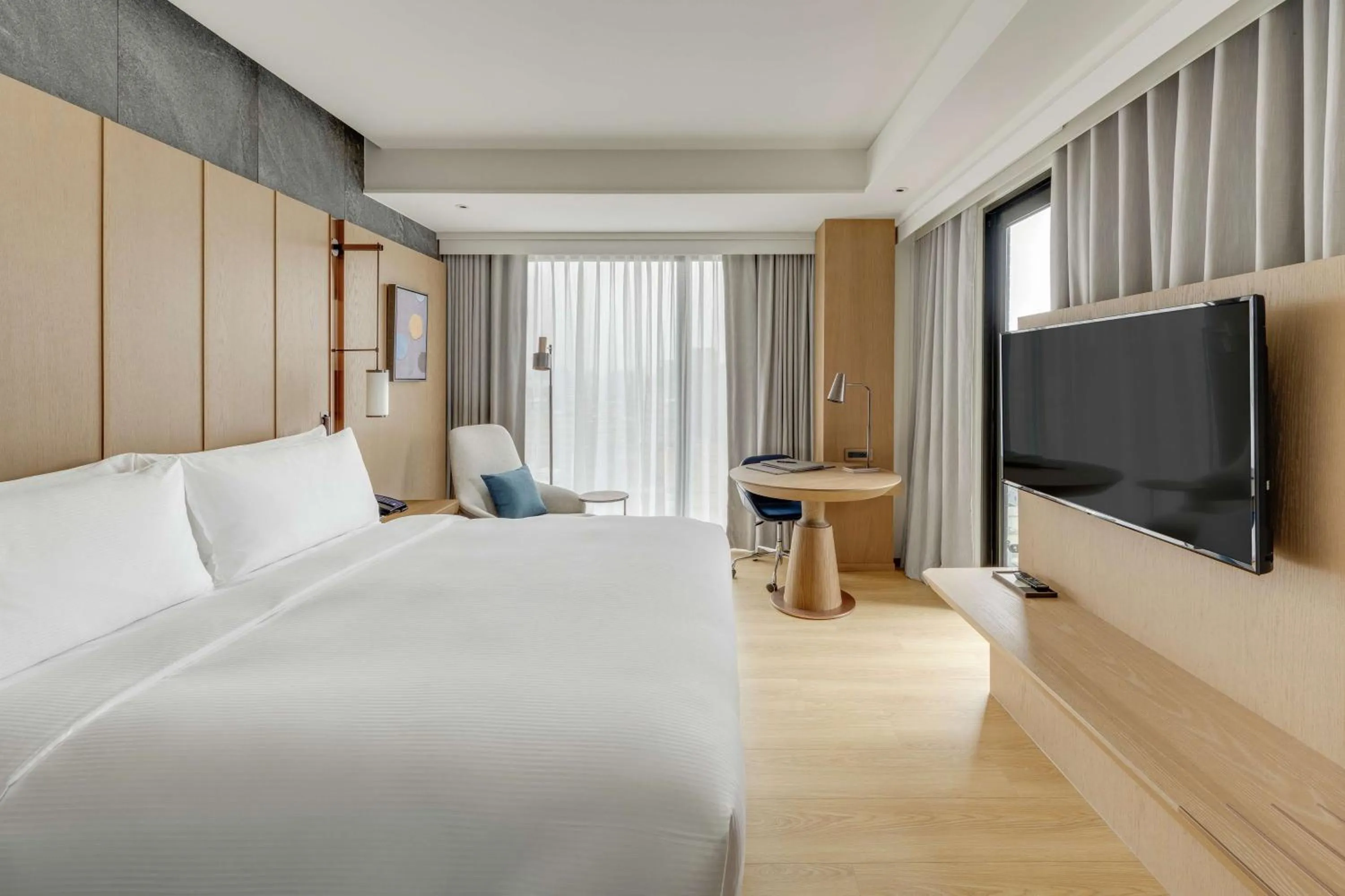 TV and multimedia, Bed in DoubleTree by Hilton Taipei Zhongshan
