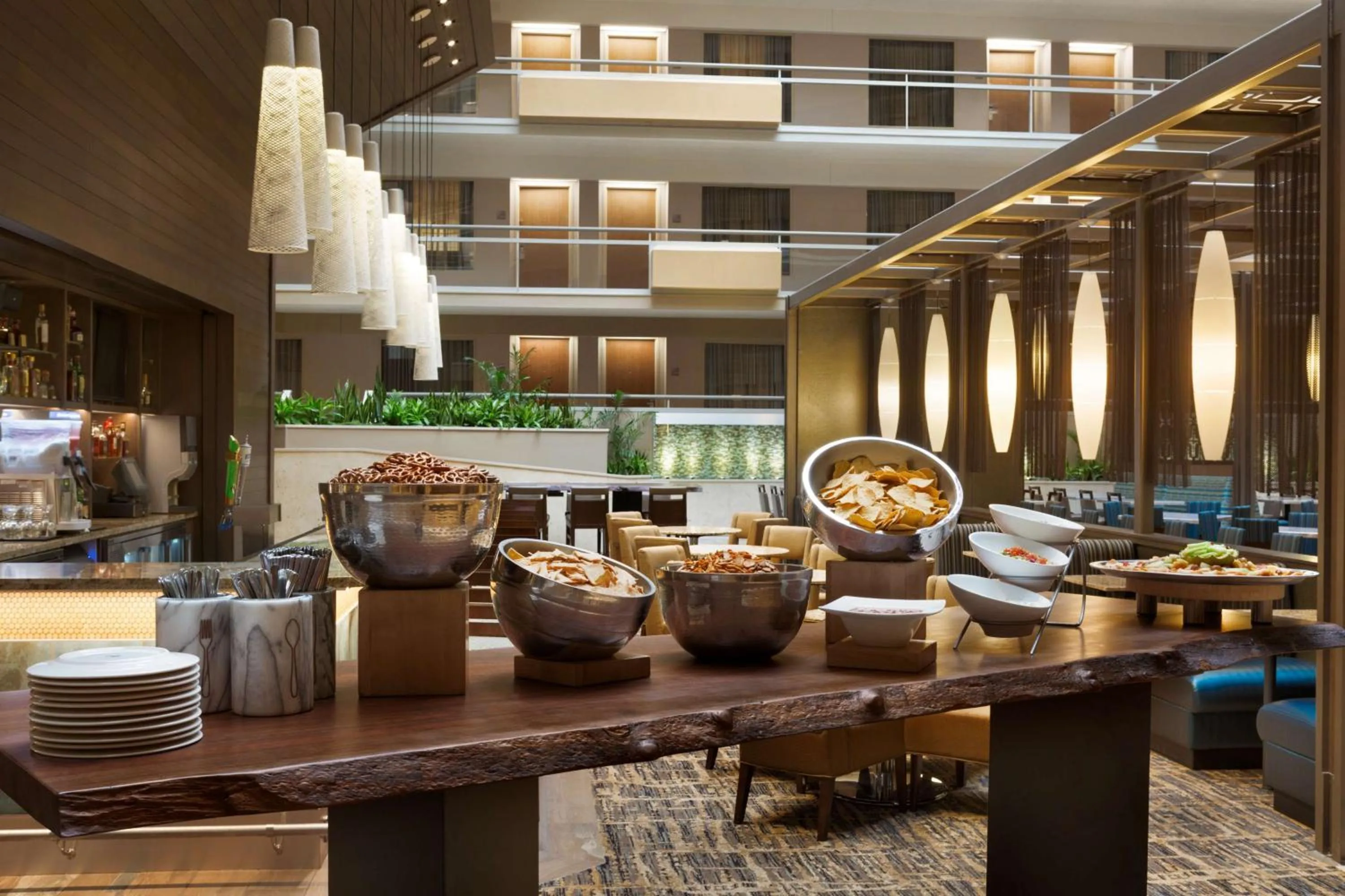 Dining area in Embassy Suites San Antonio Airport