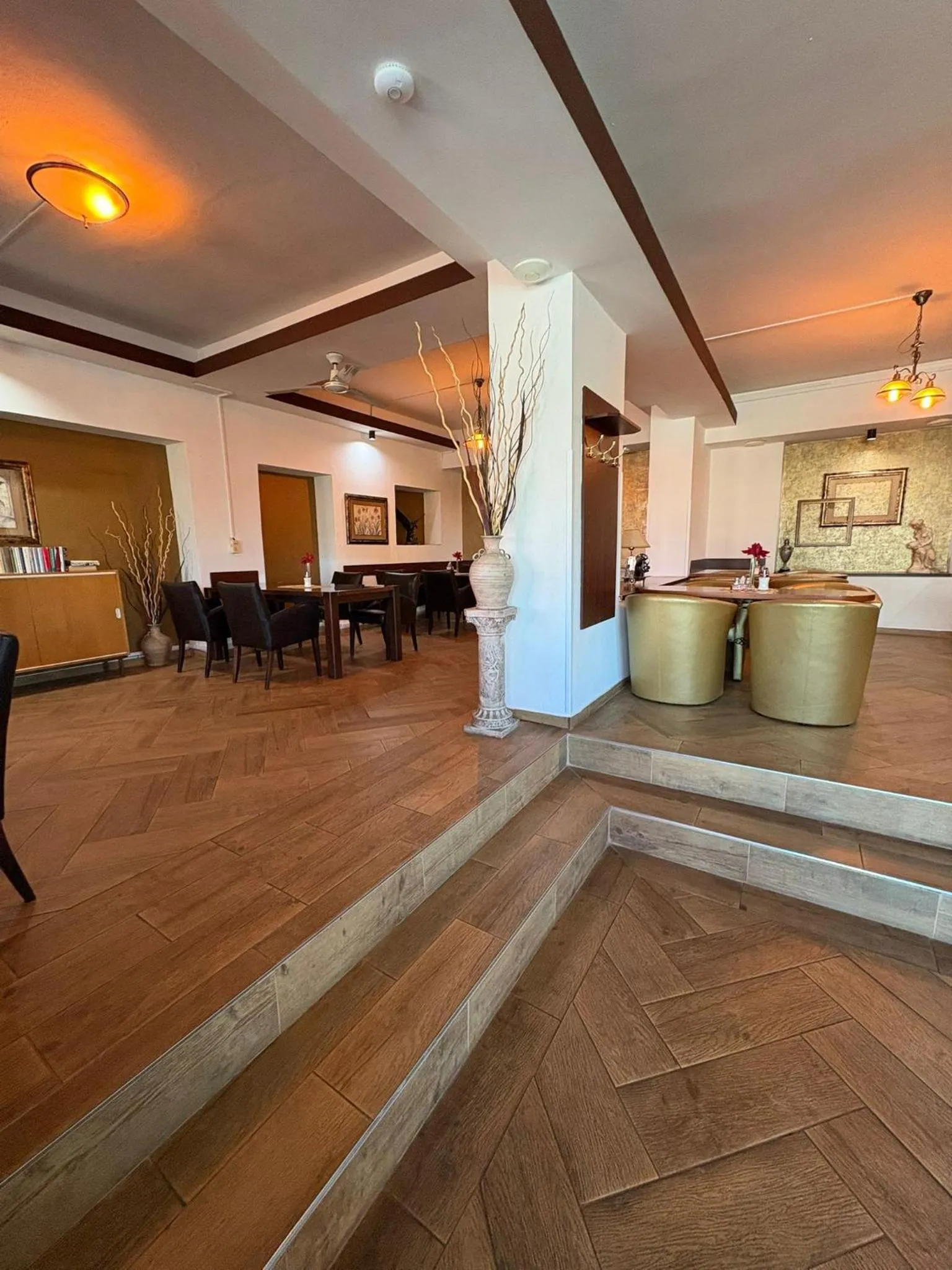 Restaurant/places to eat in Hotel Montenegro