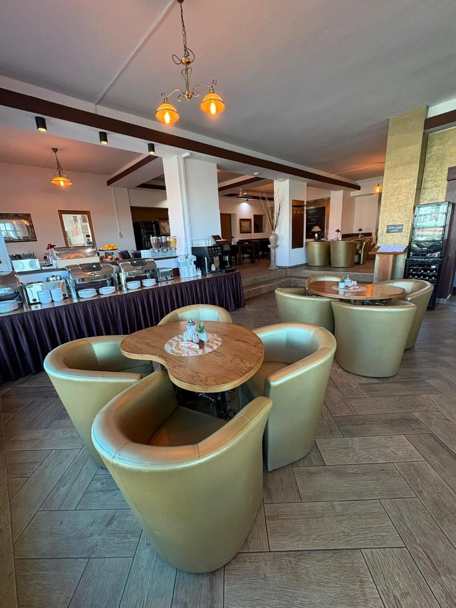 Restaurant/places to eat in Hotel Montenegro