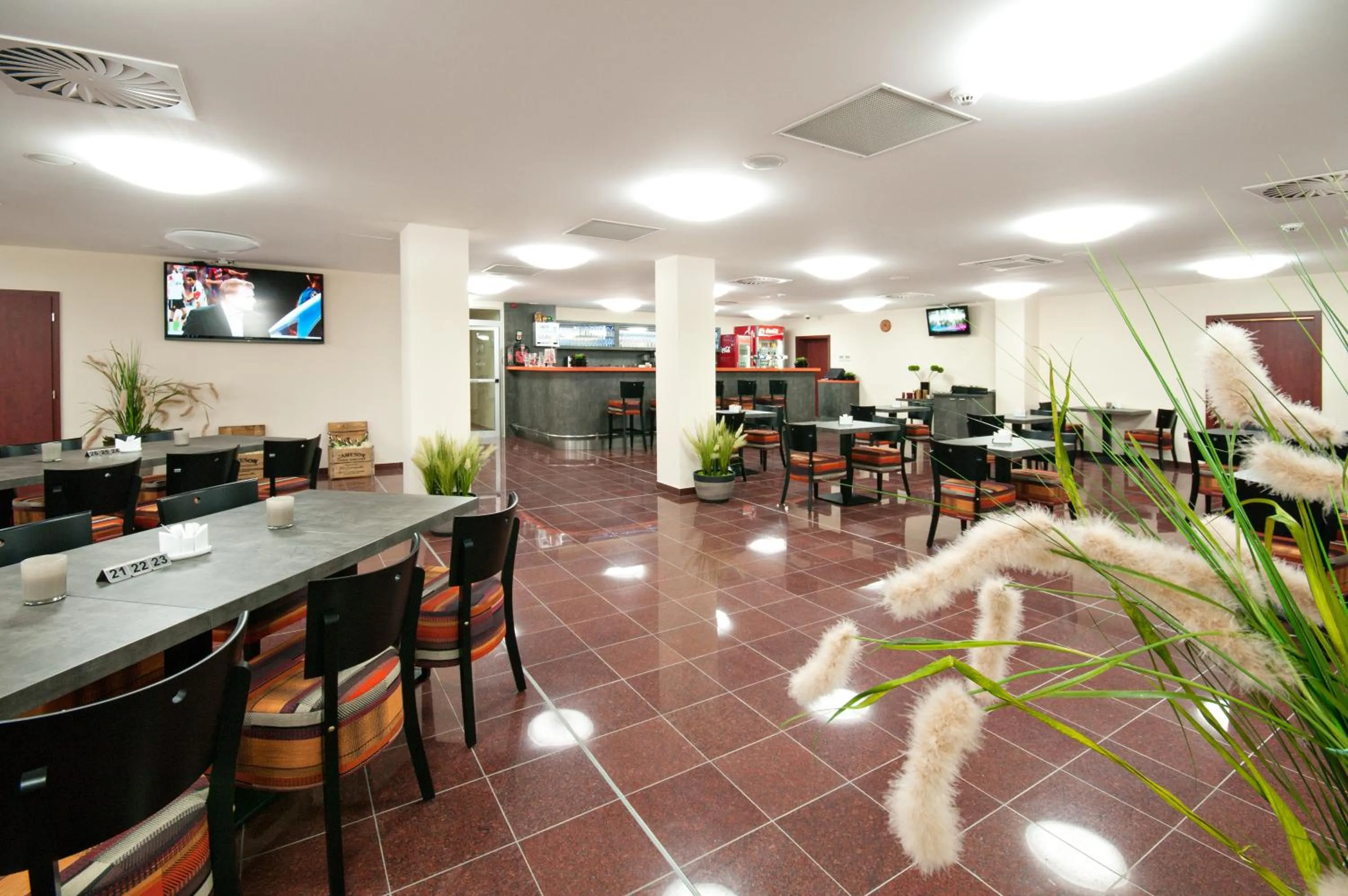 Restaurant/places to eat in Hotel Arena
