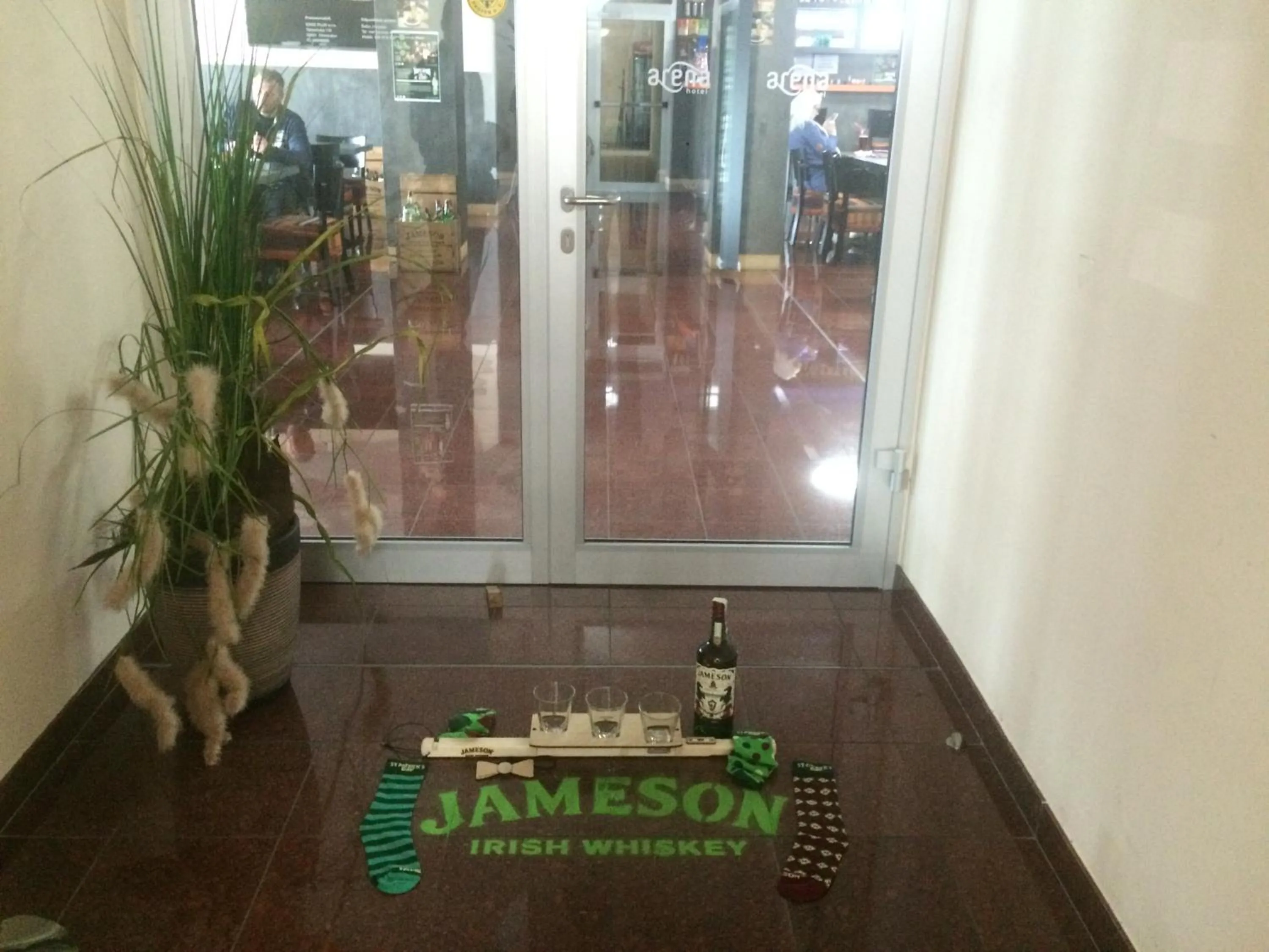 Restaurant/places to eat in Hotel Arena