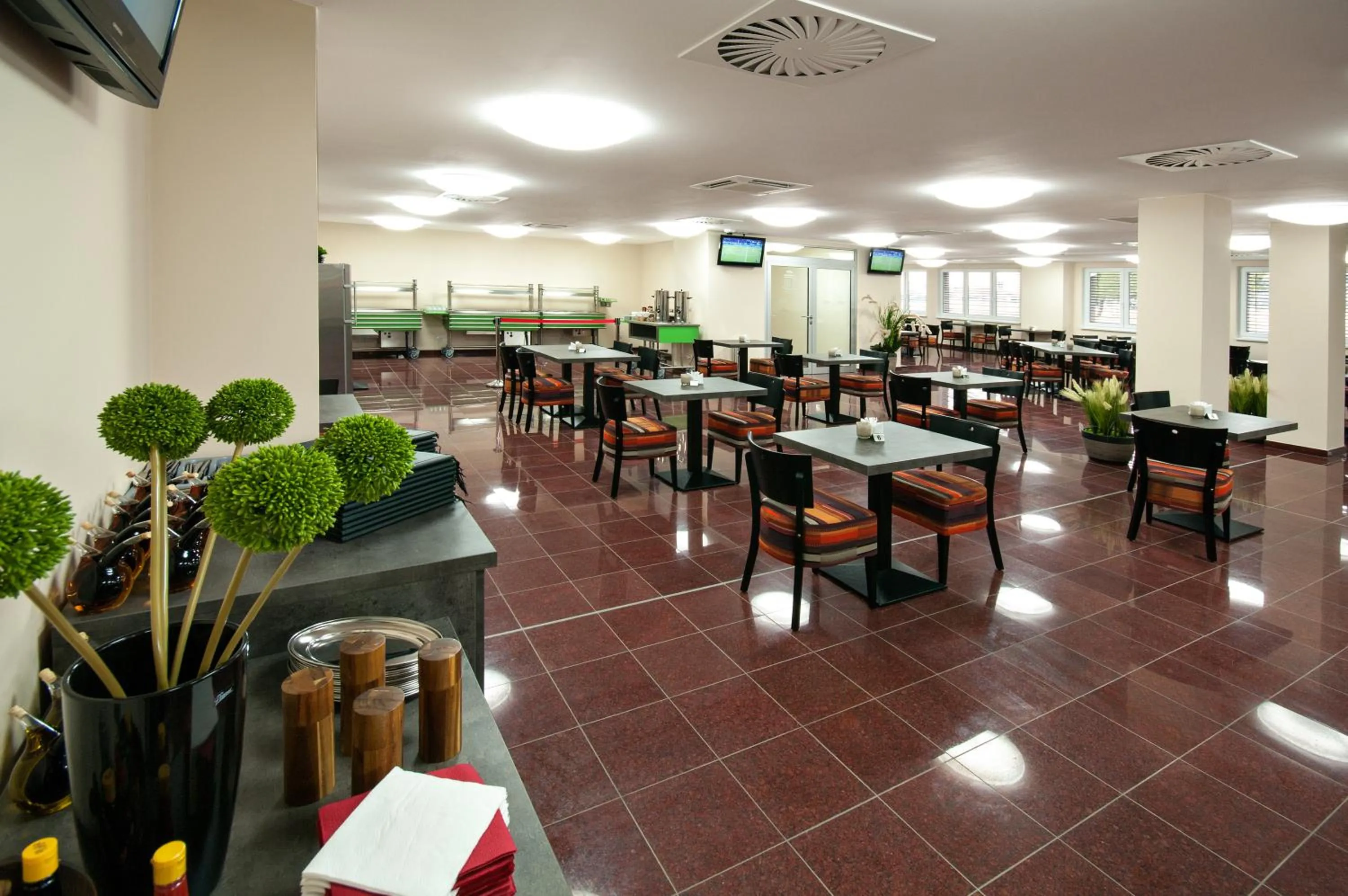 Restaurant/places to eat in Hotel Arena