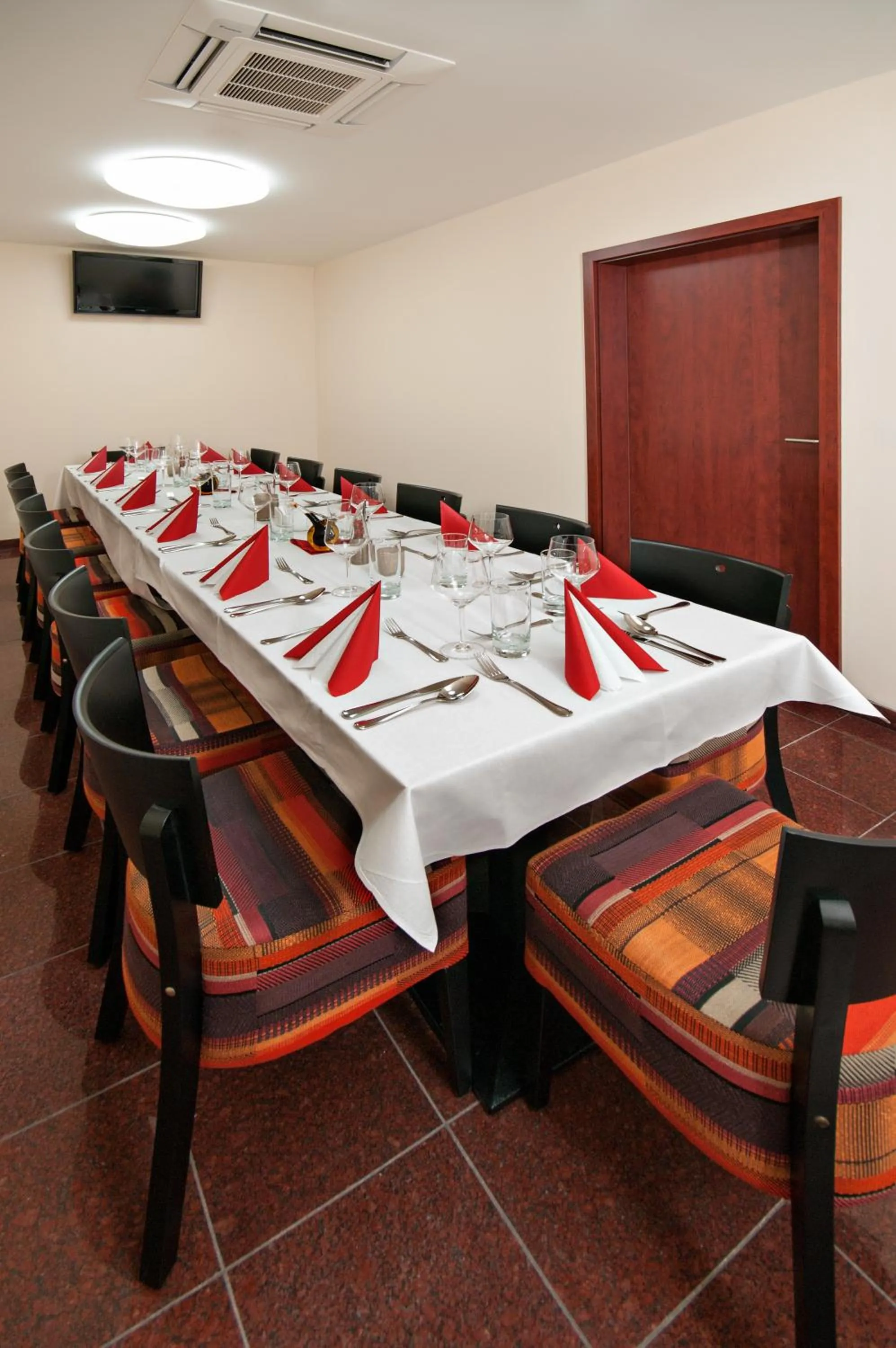 Restaurant/places to eat in Hotel Arena