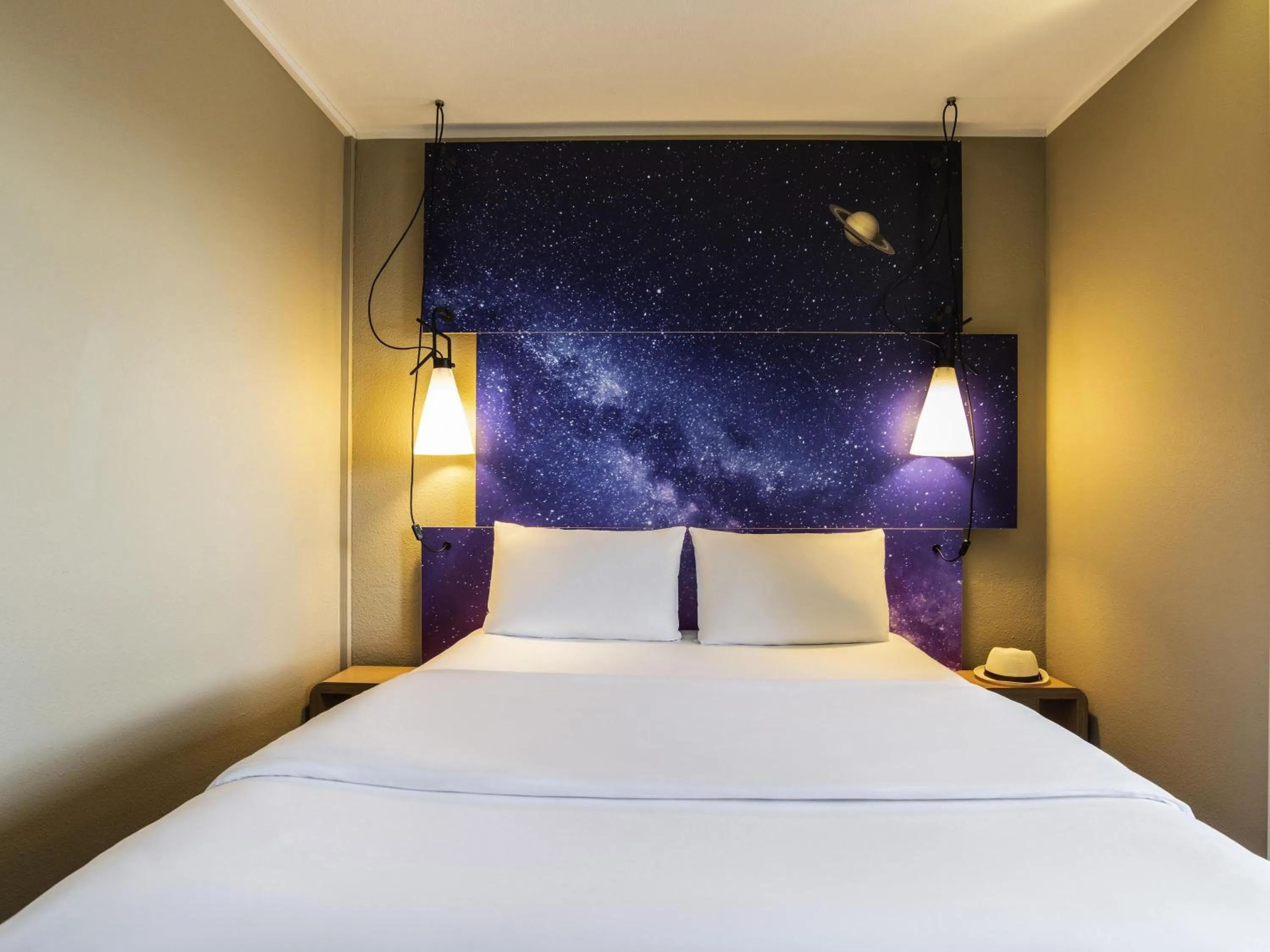 Bedroom, Bed in ibis Heidelberg Hauptbahnhof