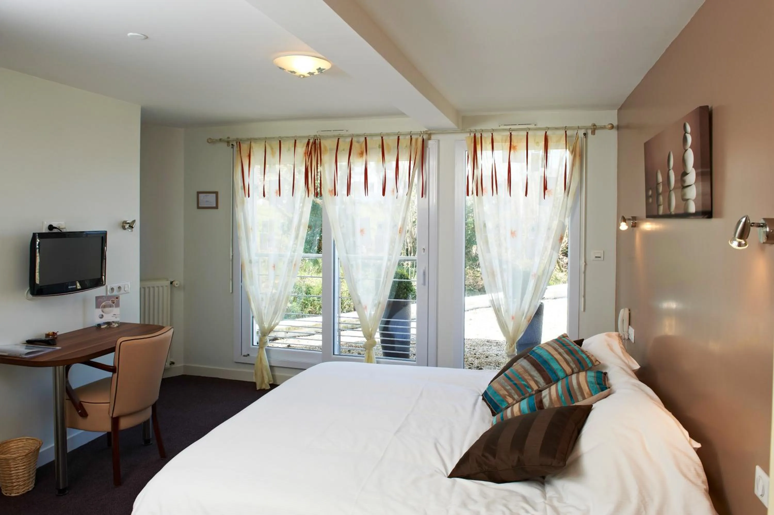 Garden view, Bed in Logis Hotel Belle-Vue