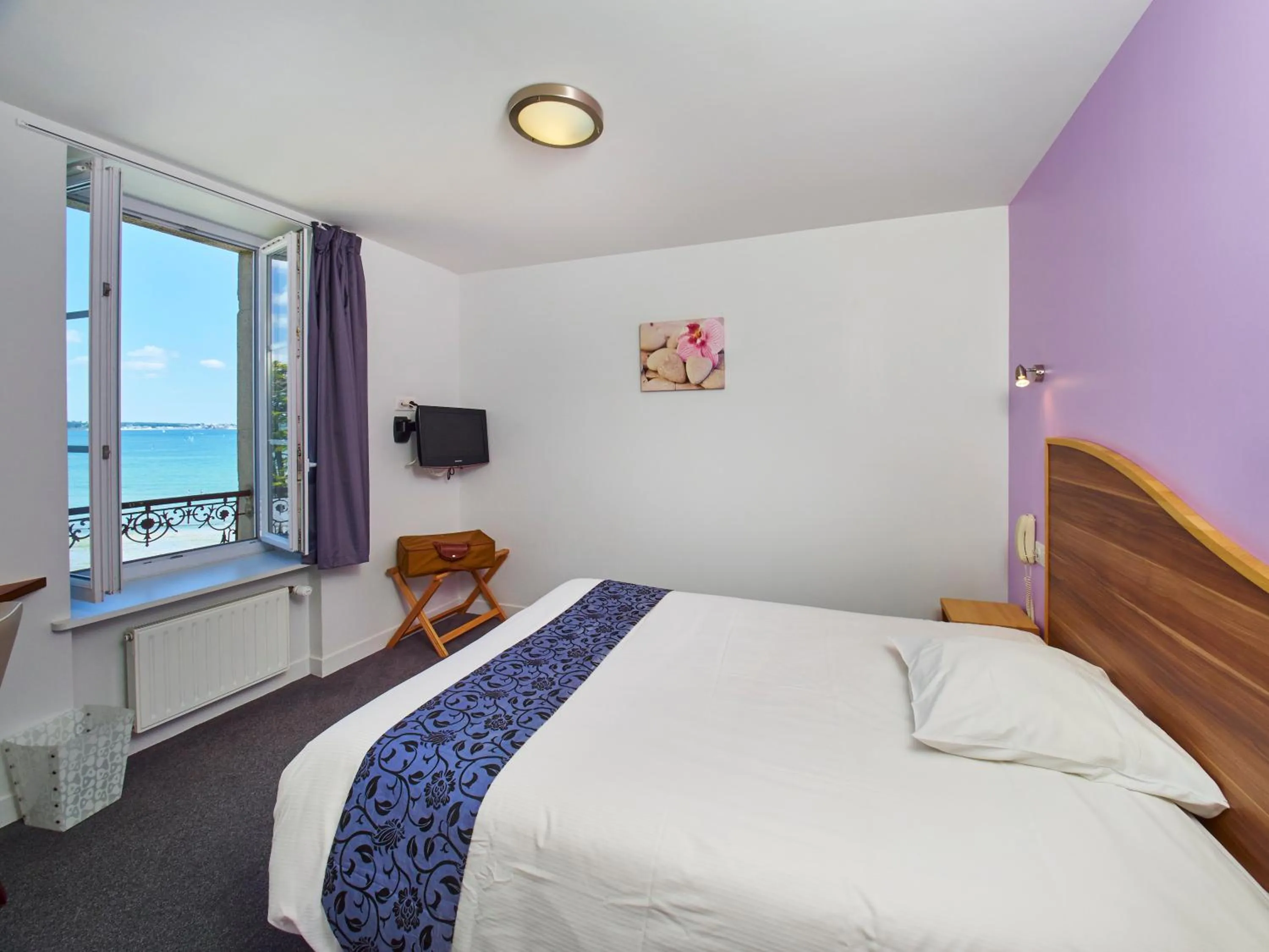 Bedroom, Bed in Logis Hotel Belle-Vue