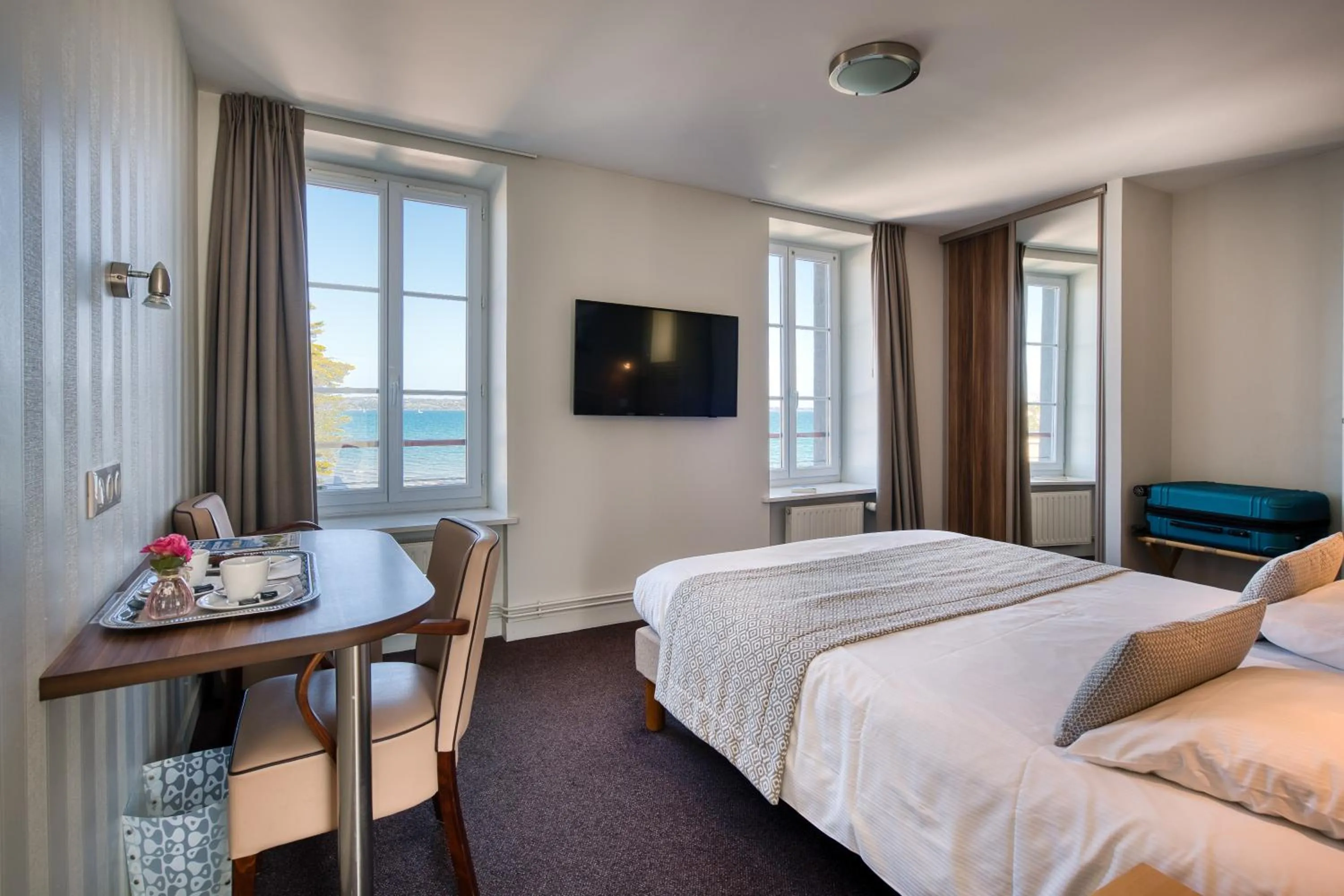 Sea view, Bed in Logis Hotel Belle-Vue