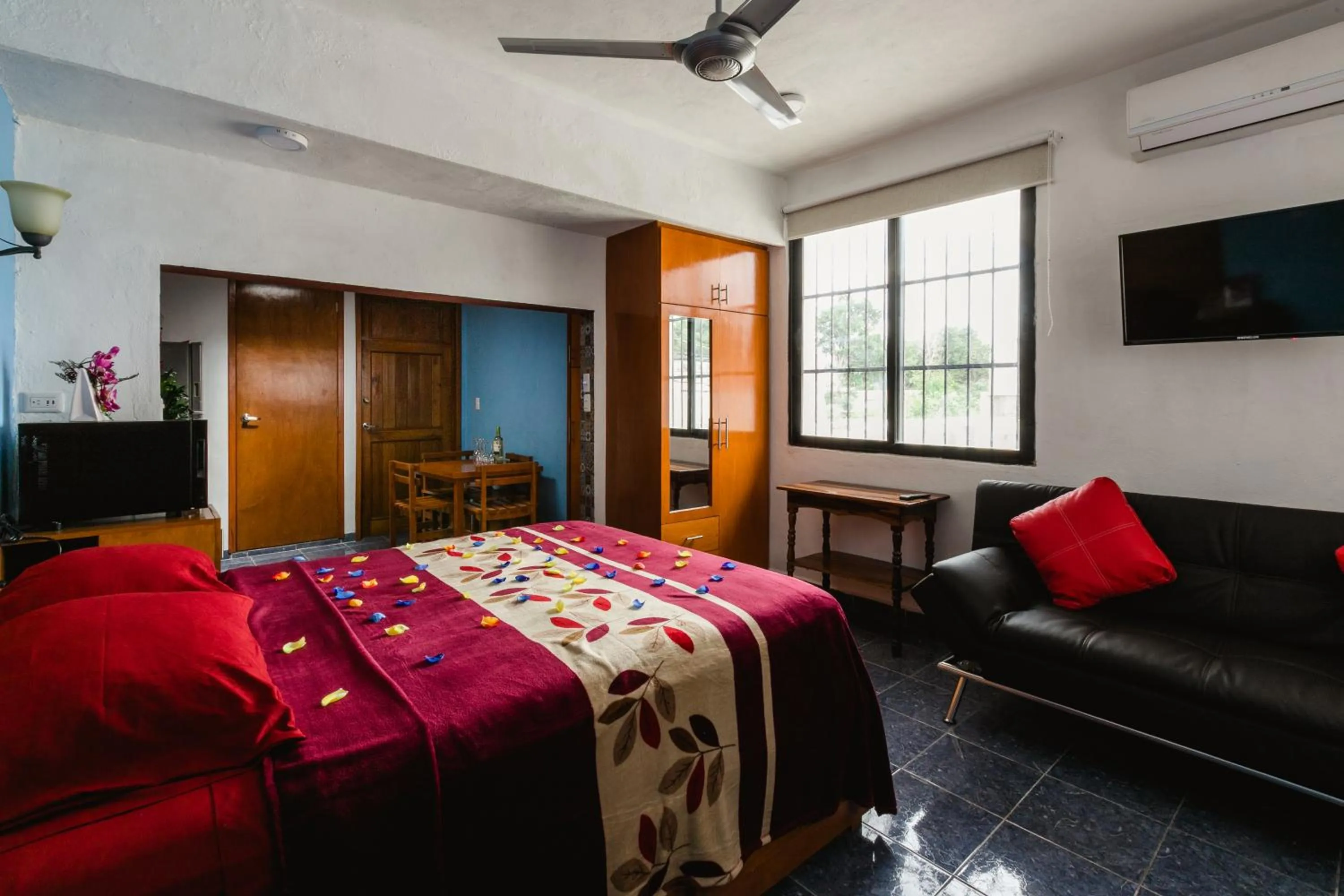 Photo of the whole room, Bed in Suite Studio Serviced Apartments