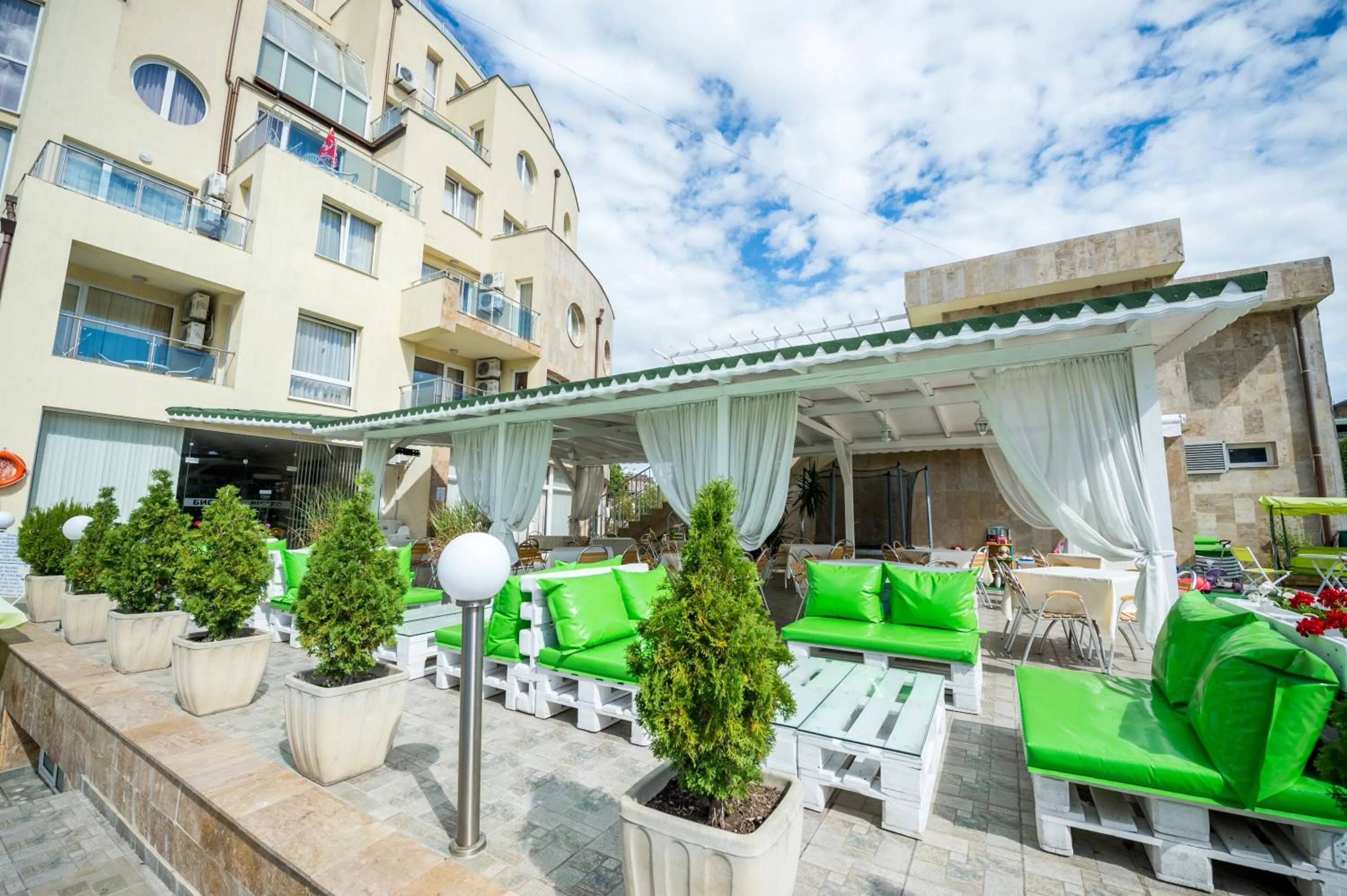 Patio in Apart Hotel Vechna R