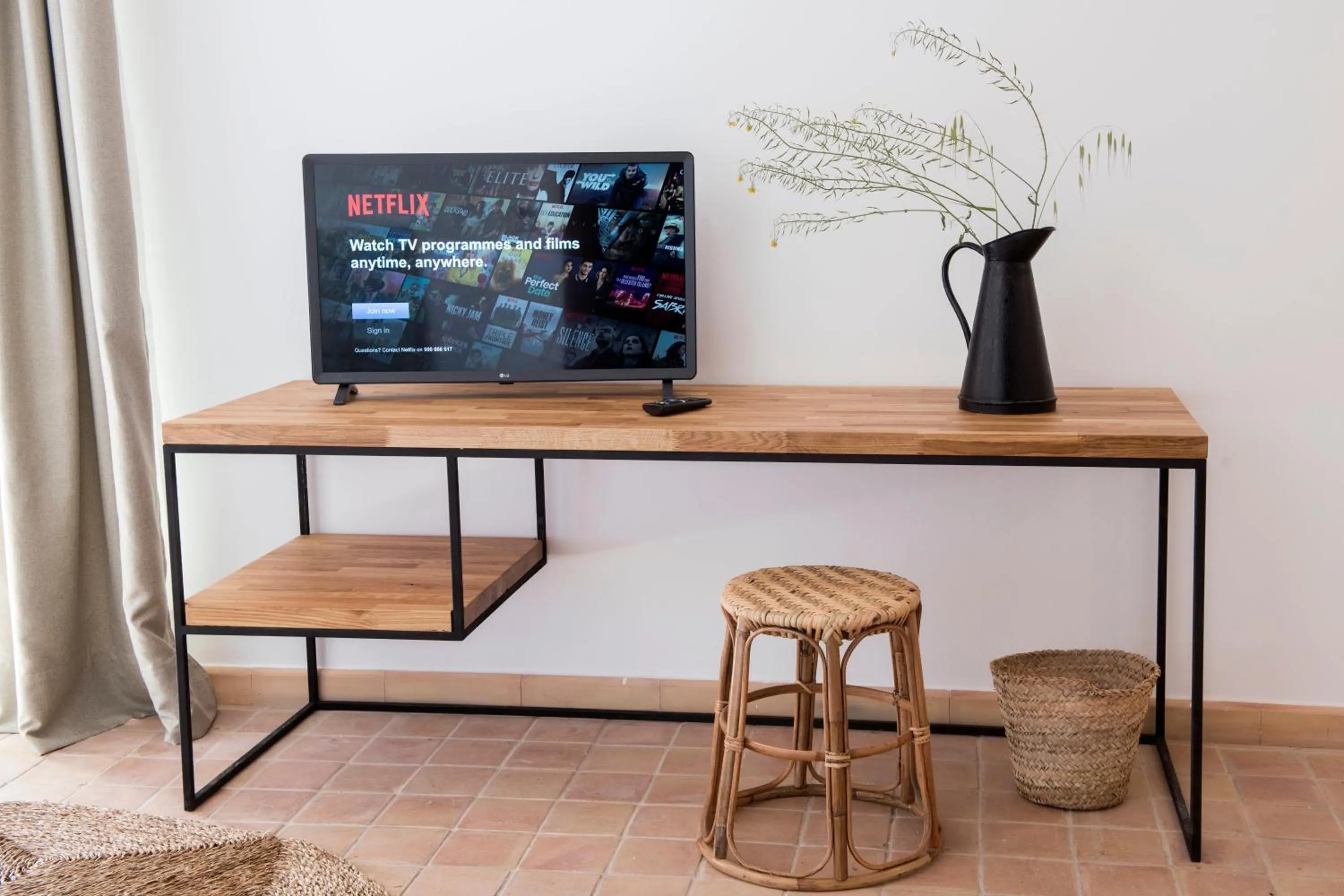 TV and multimedia in Curolla Petit Hotel