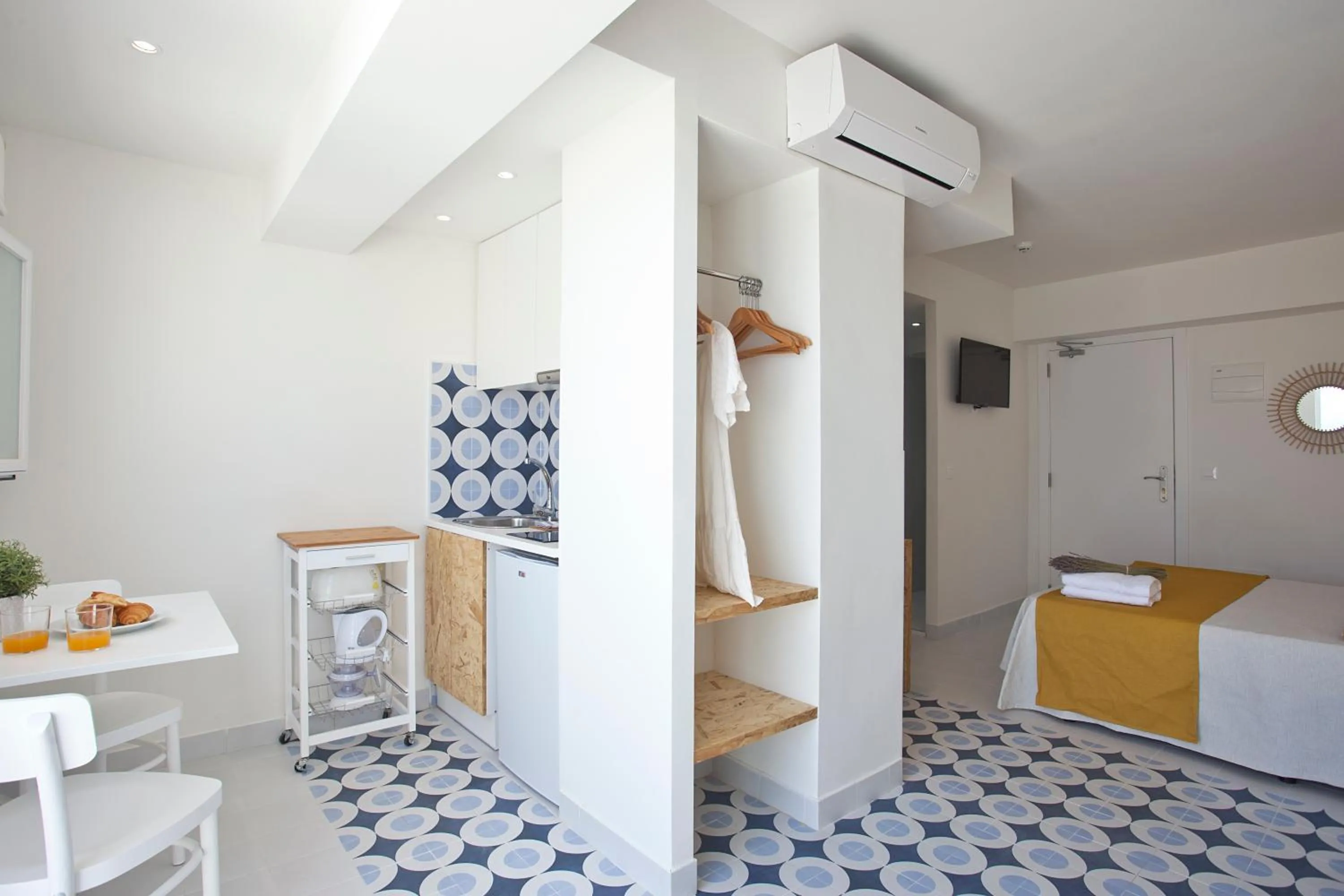 Kitchen or kitchenette, Bed in BJ Cala Morlanda Estudios
