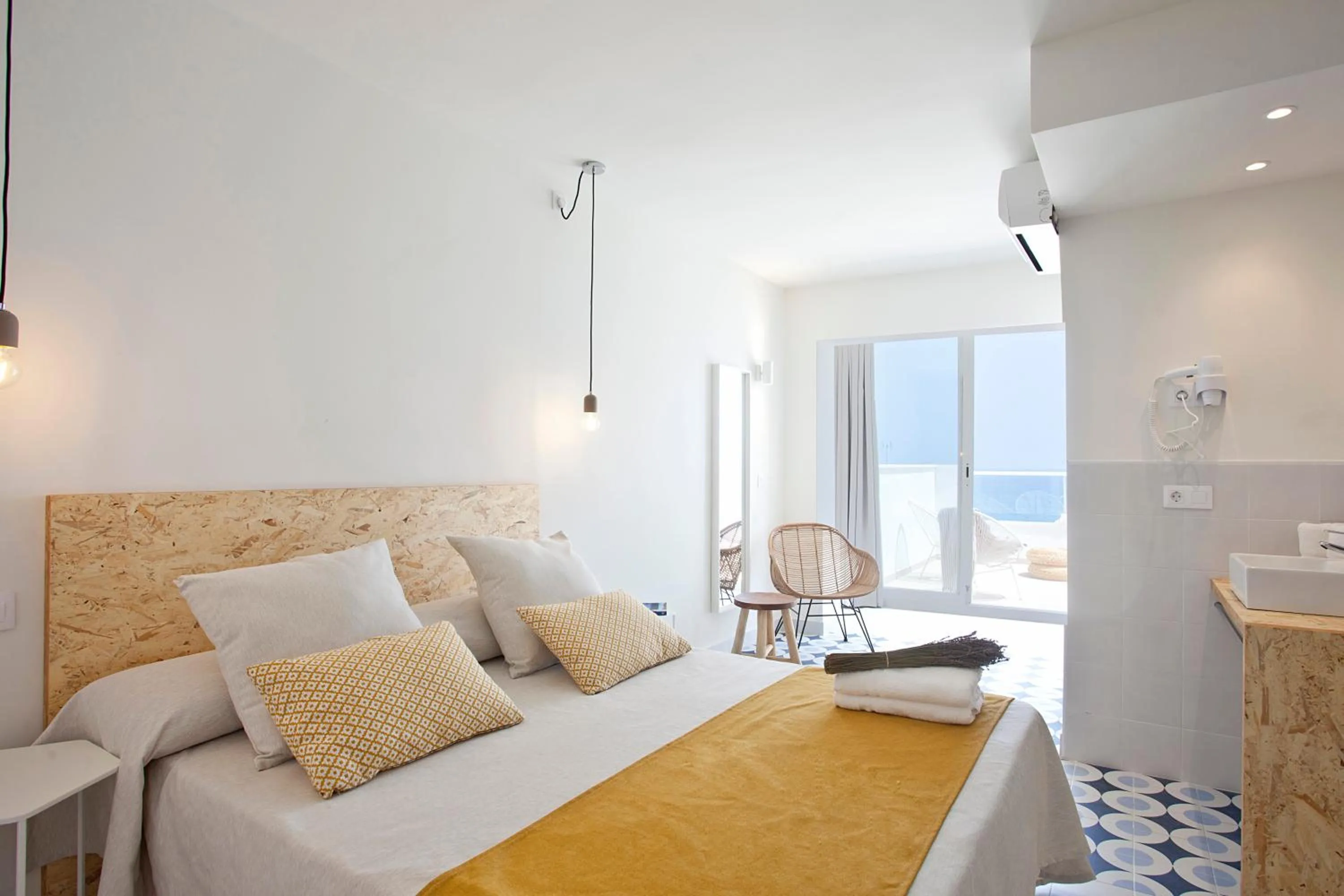 Photo of the whole room, Bed in BJ Cala Morlanda Estudios