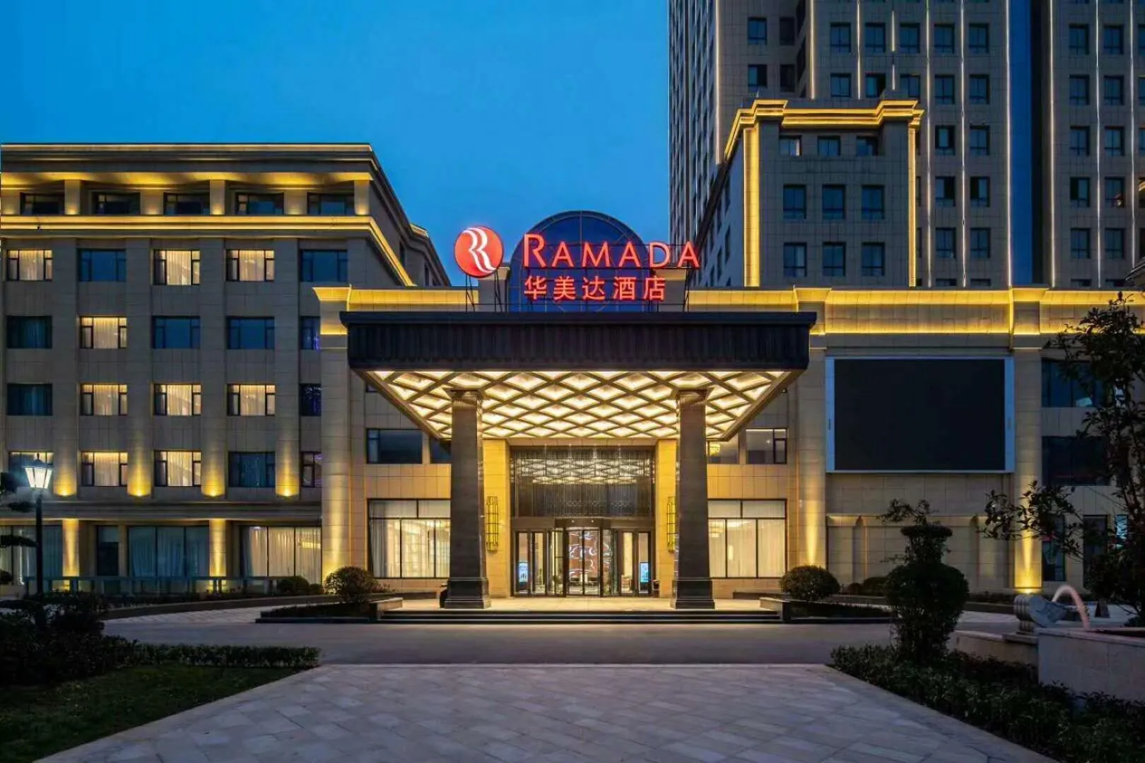 Facade/entrance in Ramada Wyndham Zhengzhou Xinzheng