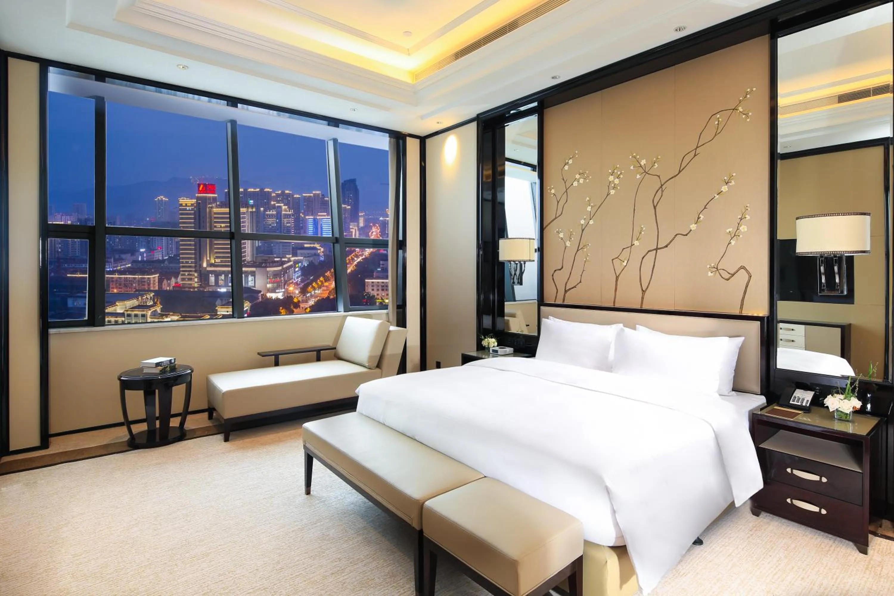 Photo of the whole room, Bed in Howard Johnson Plaza Ningbo
