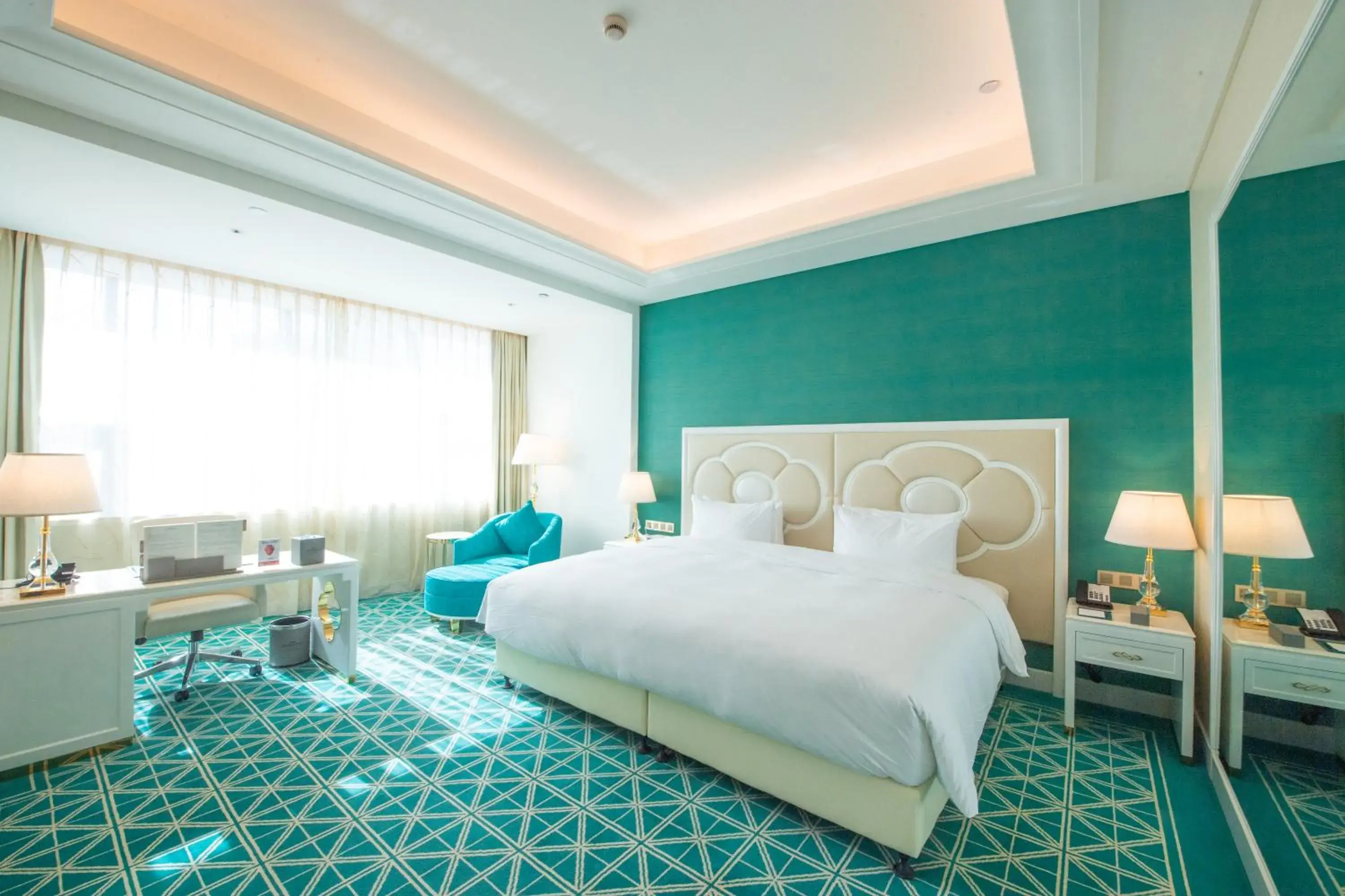 Modern Classic Twin Room - Non-Smoking in Howard Johnson Plaza Ningbo Modern Classic Twin Room - Non-Smoking in Howard Johnson Plaza Ningbo