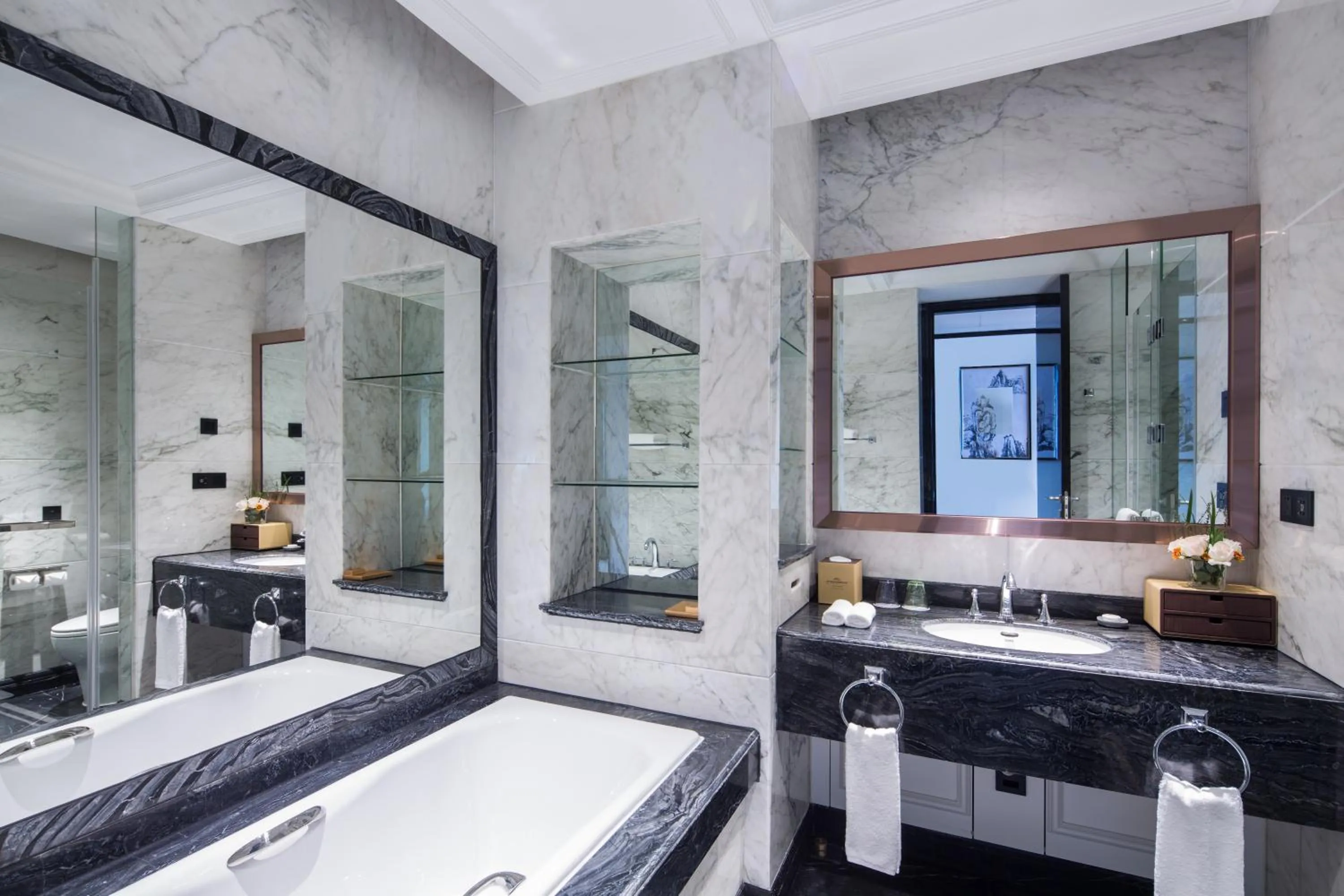 Toilet, Bed in Howard Johnson Plaza Ningbo