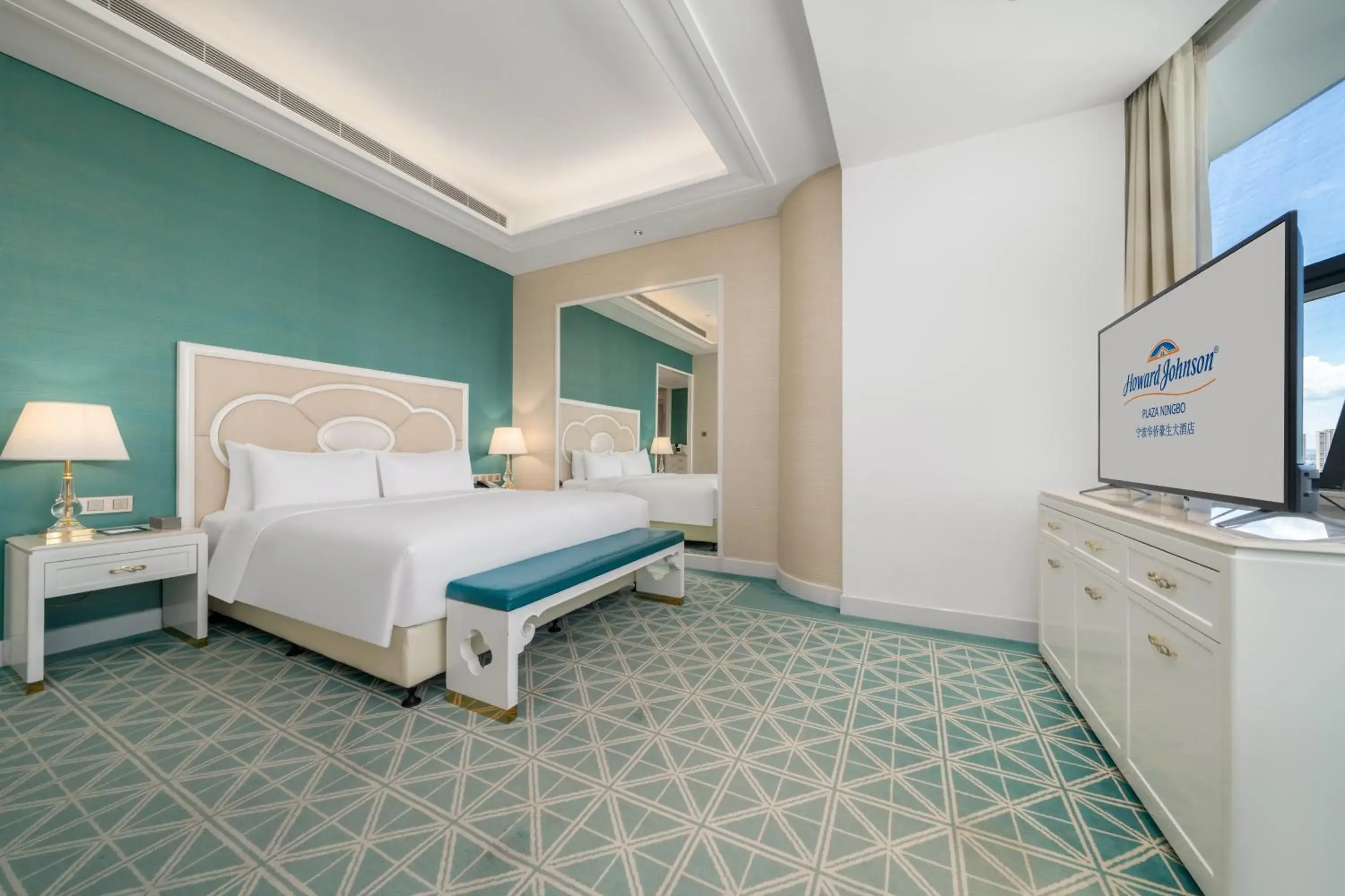 Modern Classic King Room - Non-Smoking in Howard Johnson Plaza Ningbo Modern Classic King Room - Non-Smoking in Howard Johnson Plaza Ningbo