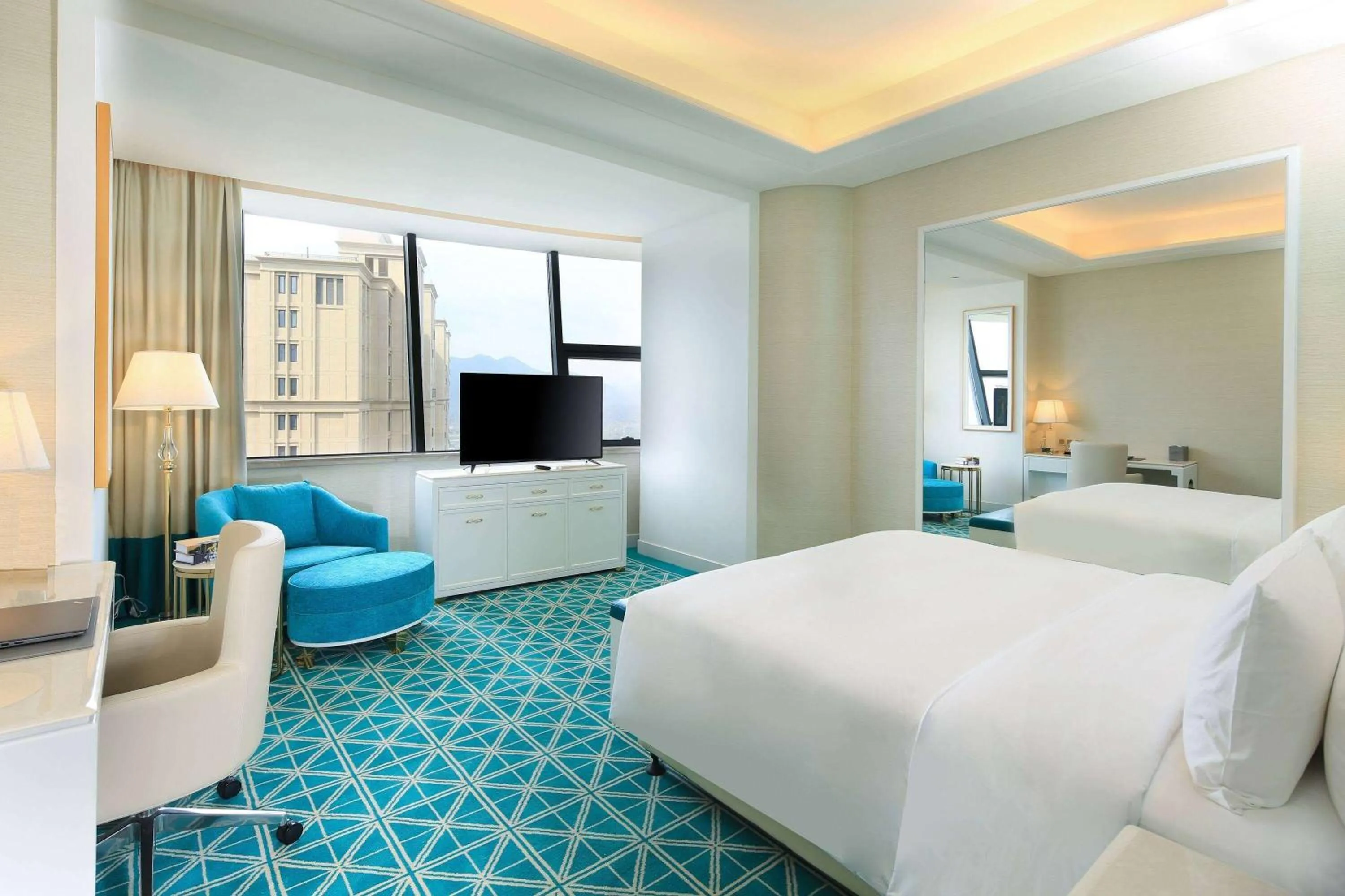 Photo of the whole room, Bed in Howard Johnson Plaza Ningbo