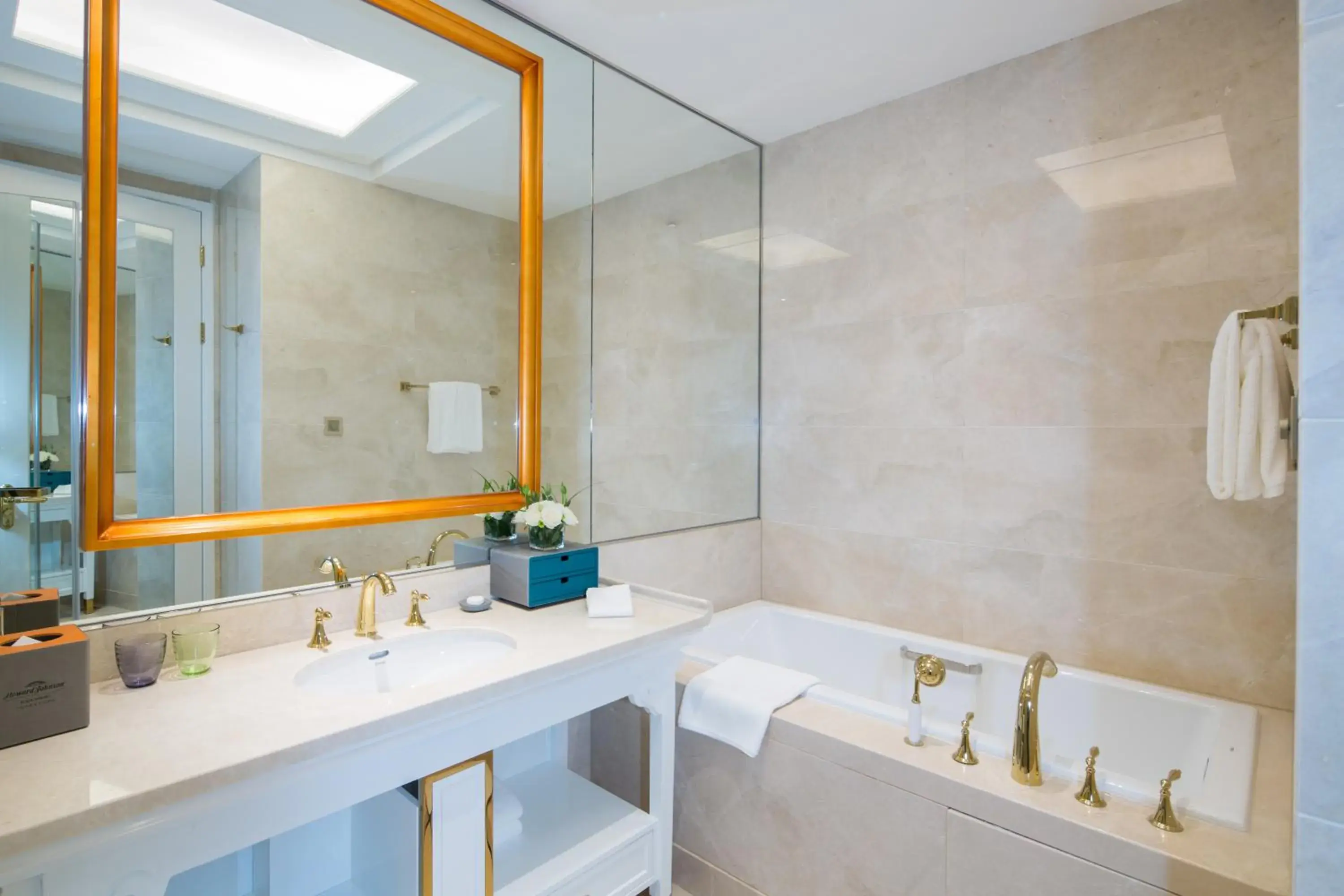 Elegant Panorama King Room - Non-Smoking in Howard Johnson Plaza Ningbo Elegant Panorama King Room - Non-Smoking in Howard Johnson Plaza Ningbo