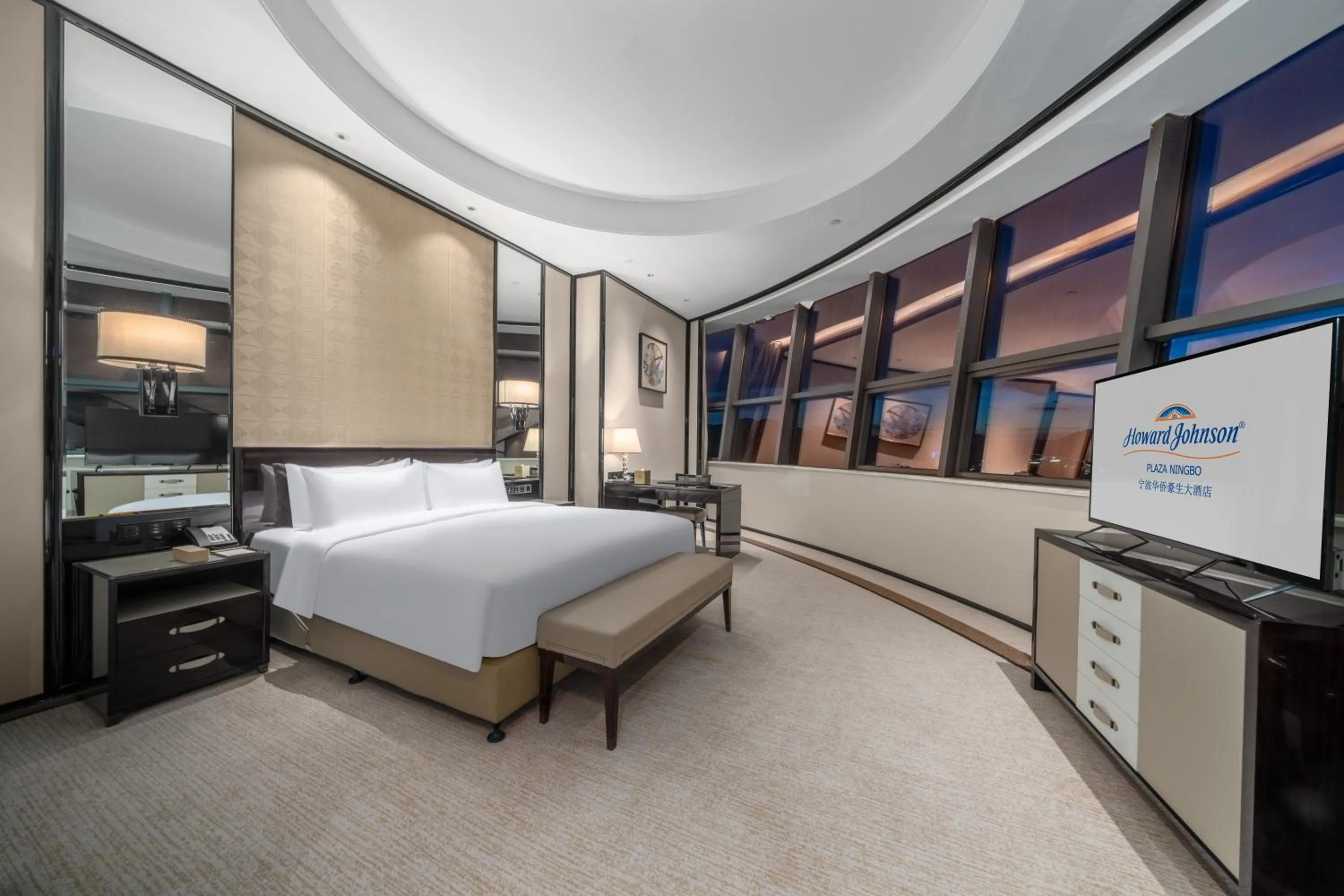 Photo of the whole room, Bed in Howard Johnson Plaza Ningbo