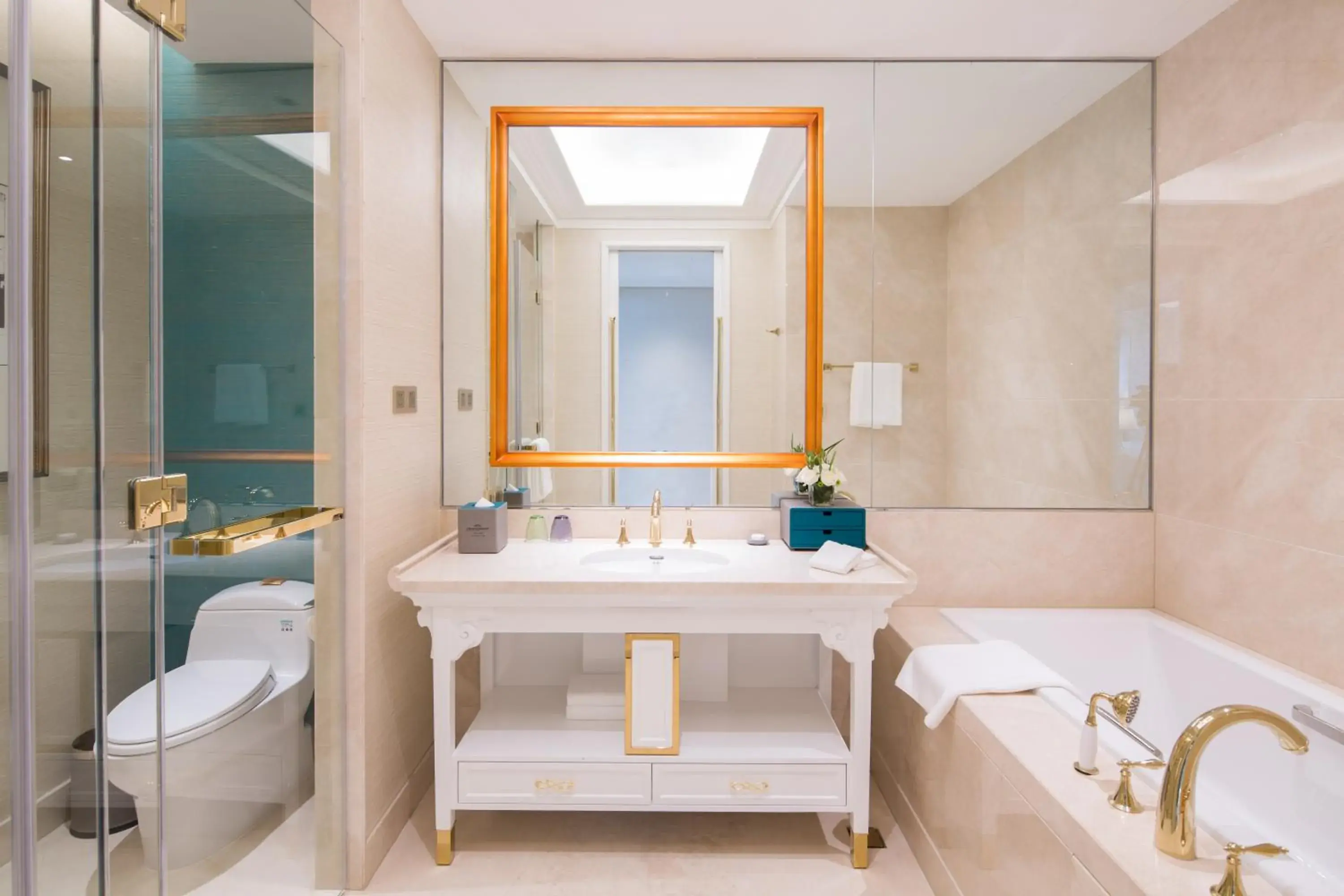 Modern Classic King Room - Non-Smoking in Howard Johnson Plaza Ningbo Modern Classic King Room - Non-Smoking in Howard Johnson Plaza Ningbo