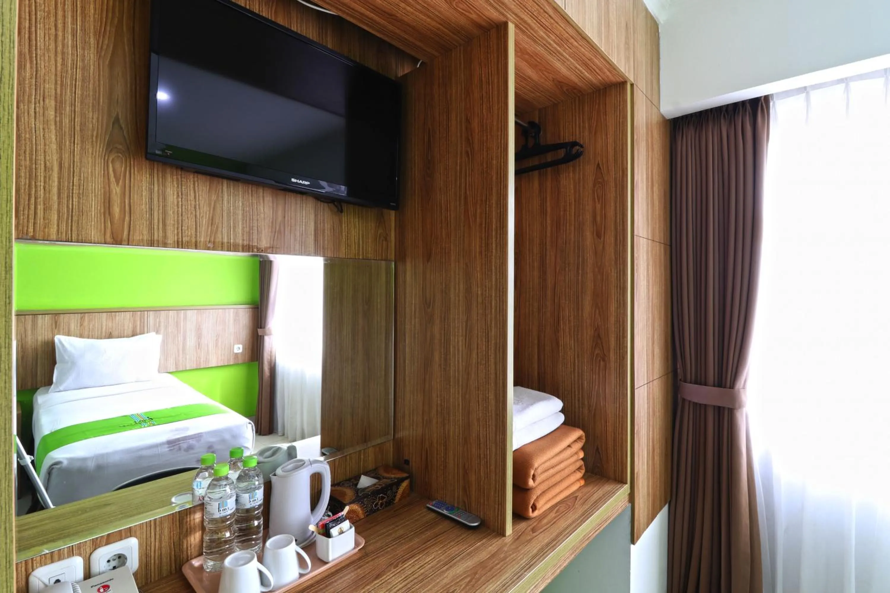 TV and multimedia, Bed in Hotel Bumi Makmur Indah