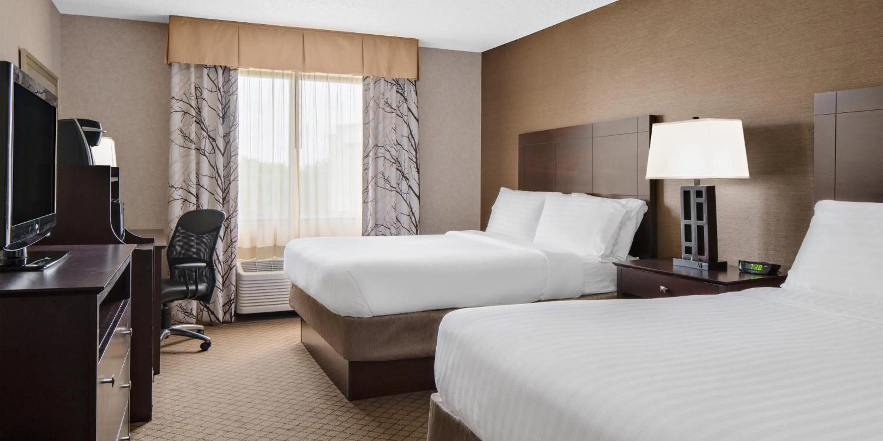 Photo of the whole room, Bed in Holiday Inn Express Grove City - Premium Outlet Mall by IHG