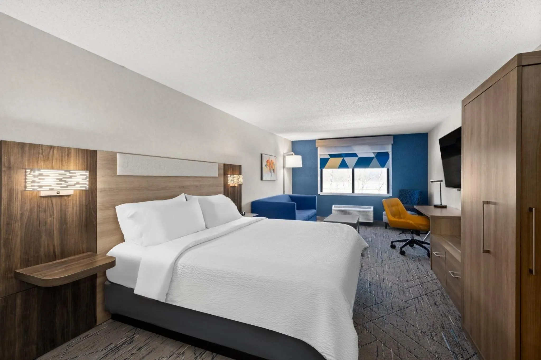 Photo of the whole room, Bed in Holiday Inn Express Grove City - Premium Outlet Mall by IHG