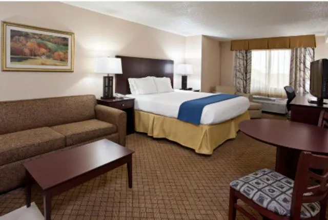Photo of the whole room, Bed in Holiday Inn Express Grove City - Premium Outlet Mall by IHG